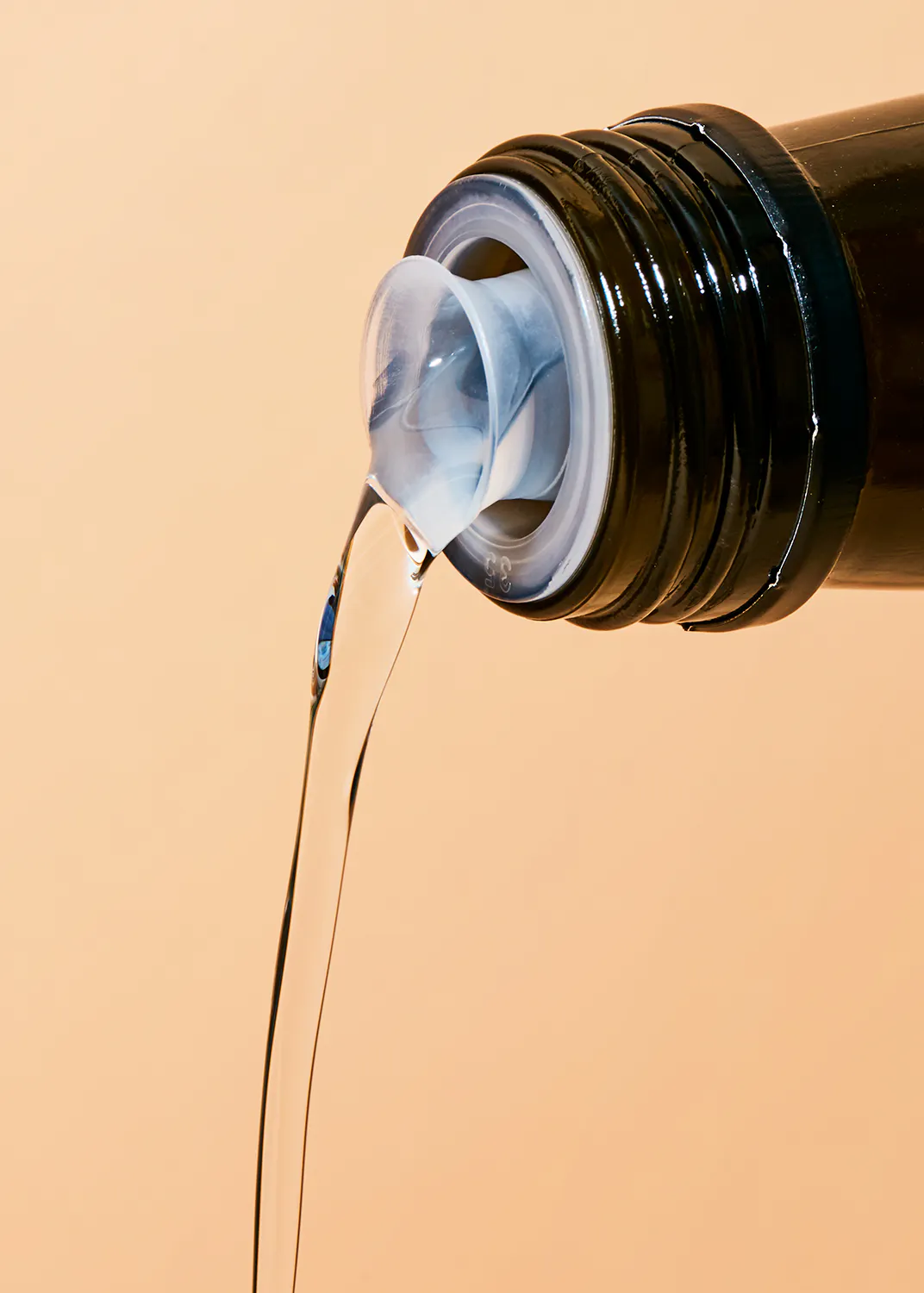 l' eau coule d' une bouteille avec un couvercle en plastique