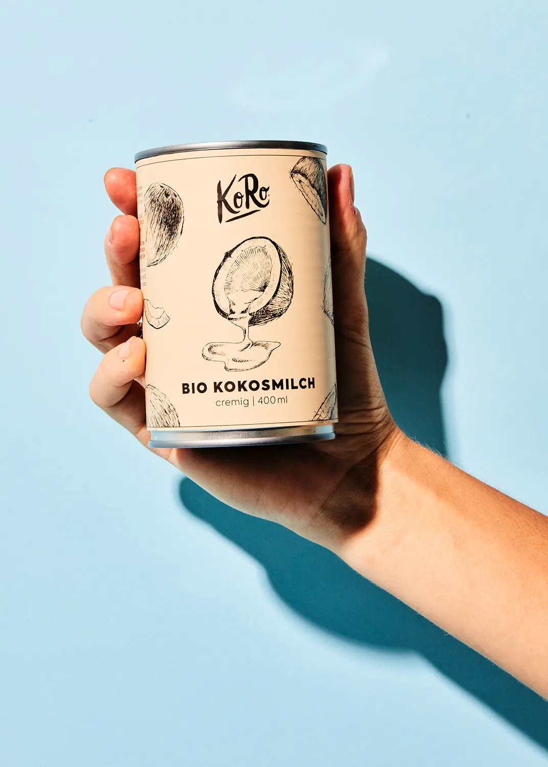 une personne tient une boîte de lait de coco bio