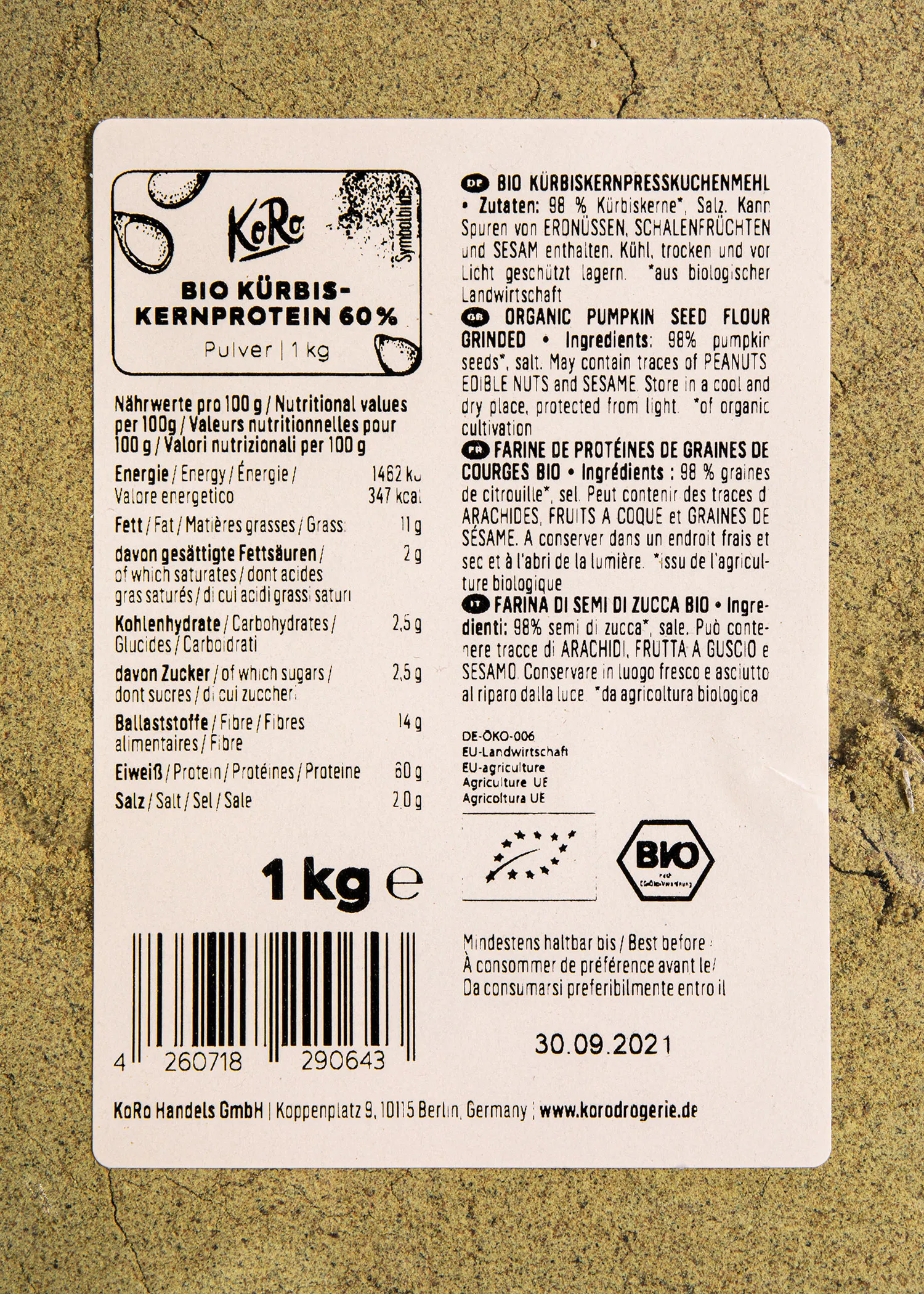 l' étiquette d' un kilogramme de farine de graines de citrouille bio