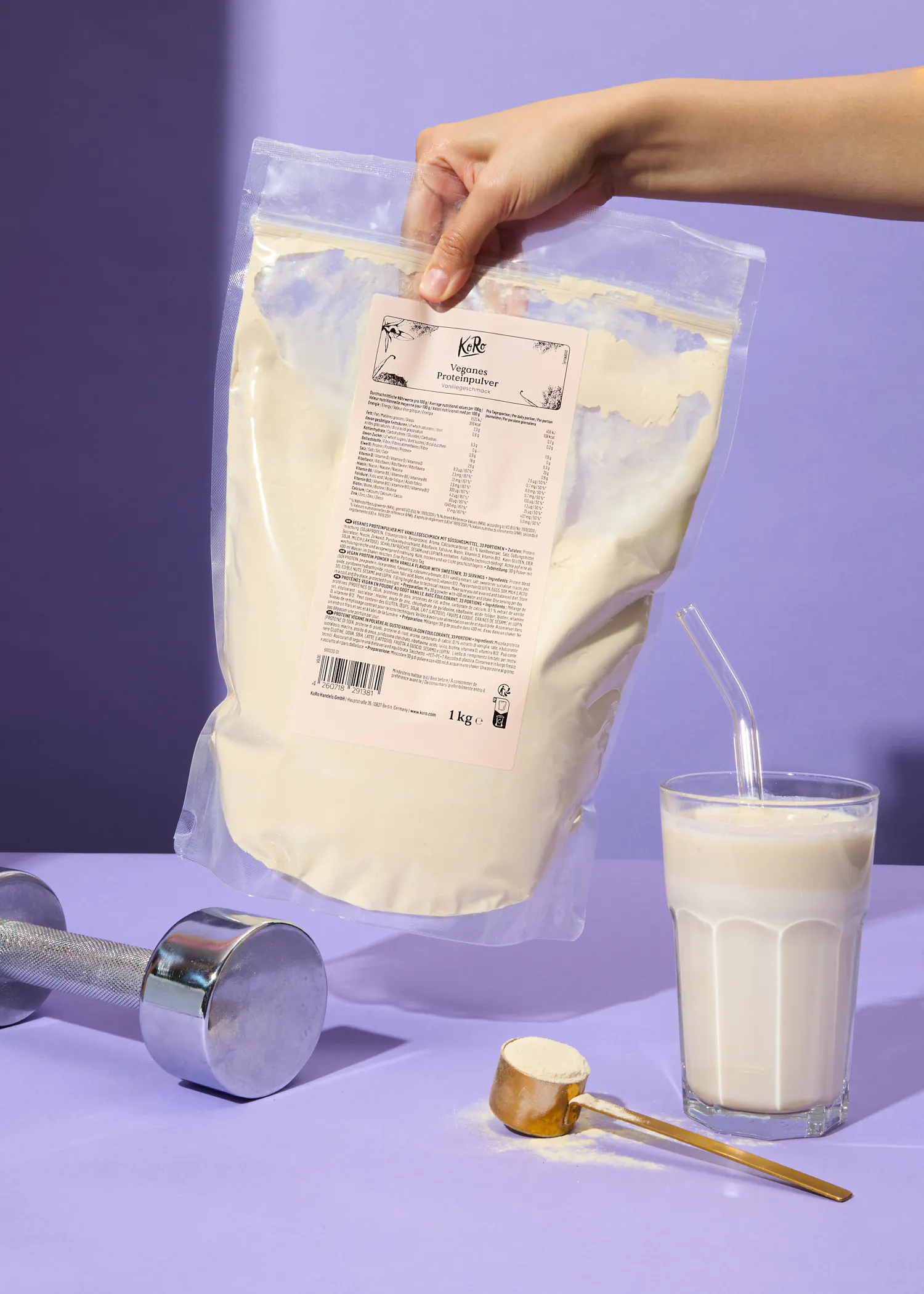 une personne remplit un verre de lait d' un sac de poudre de protéines