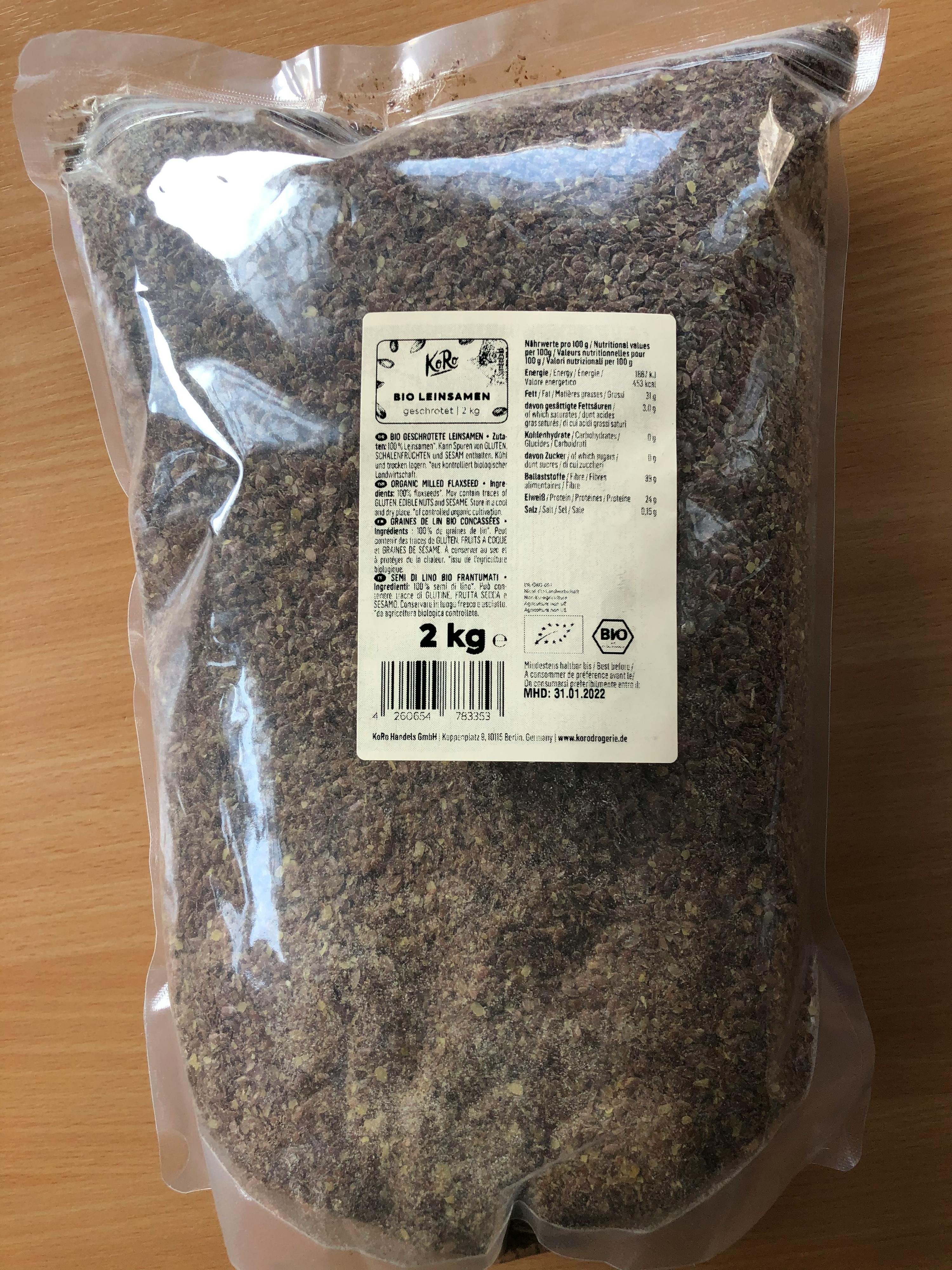 Eine Plastiktüte mit einem Gewicht von 2 kg liegt auf einem Tisch