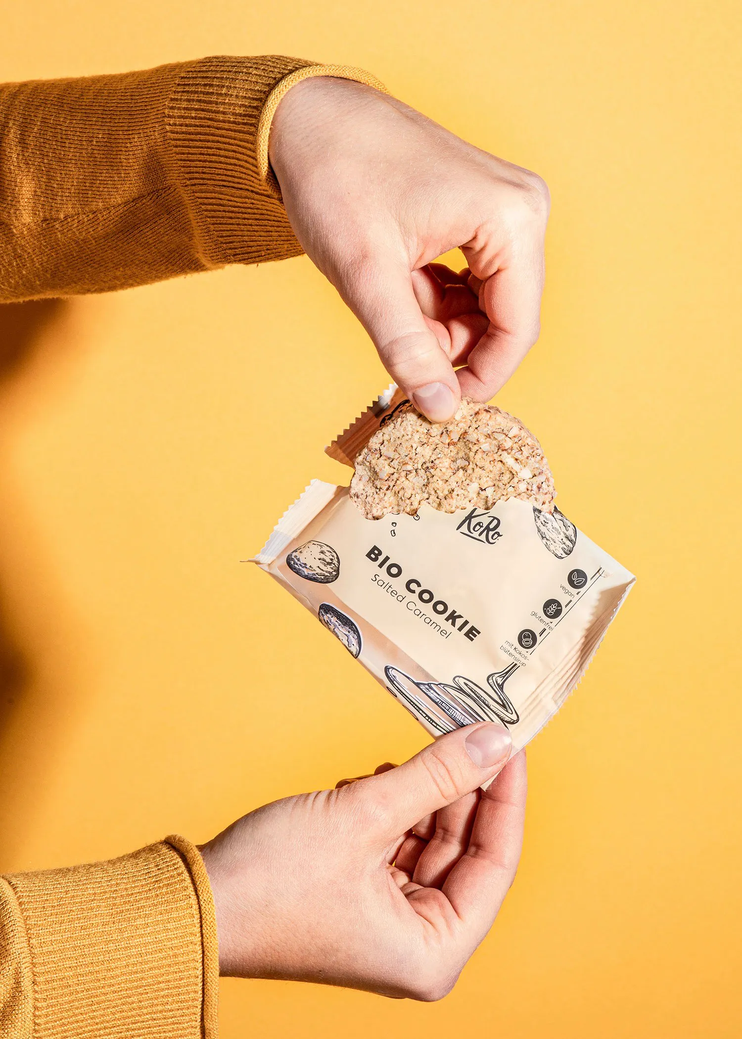une personne tient un paquet de biscuits bio dans ses mains