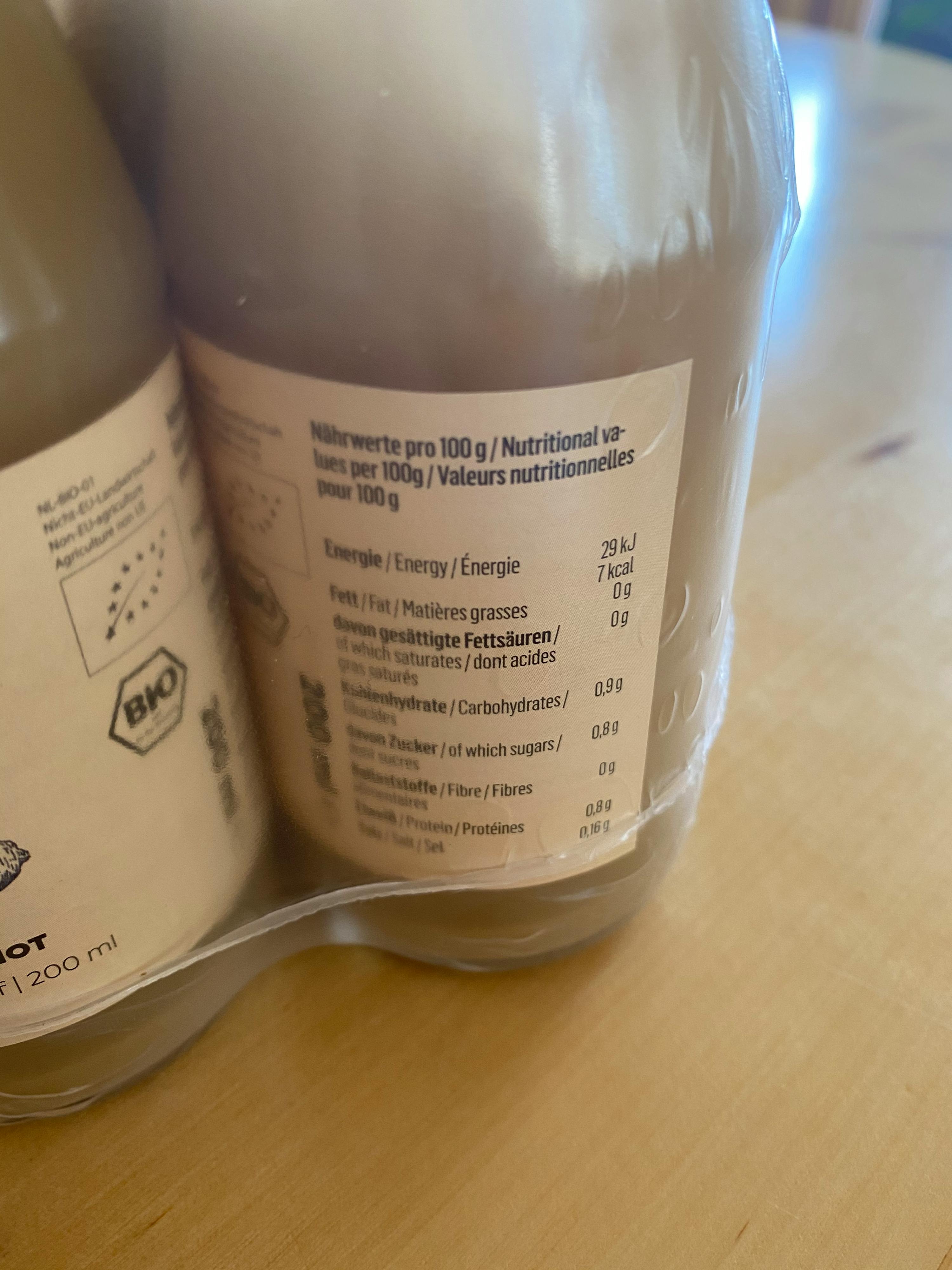 une bouteille de boisson bio est assise sur une table