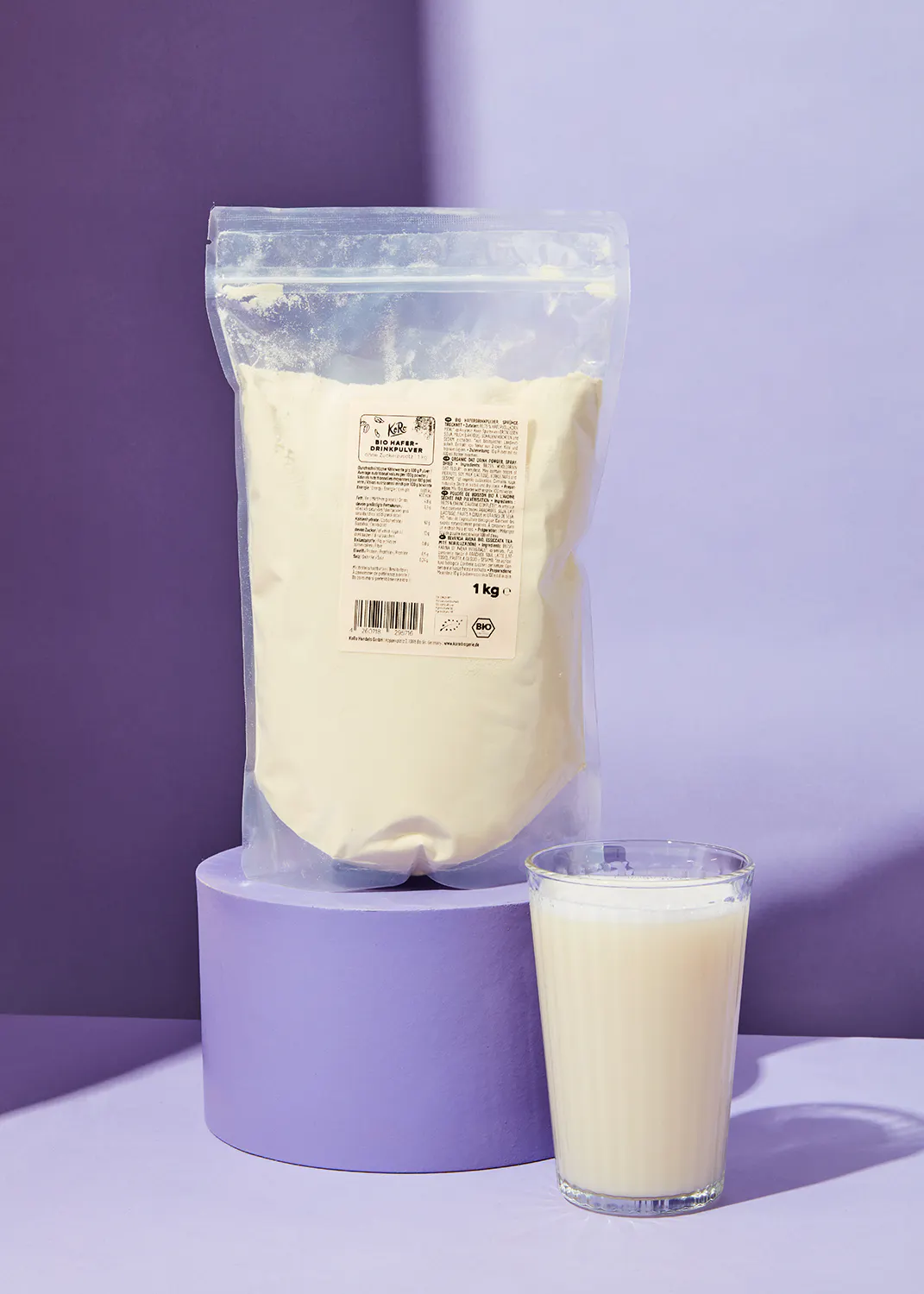 un sac de poudre est posé à côté d' un verre de lait