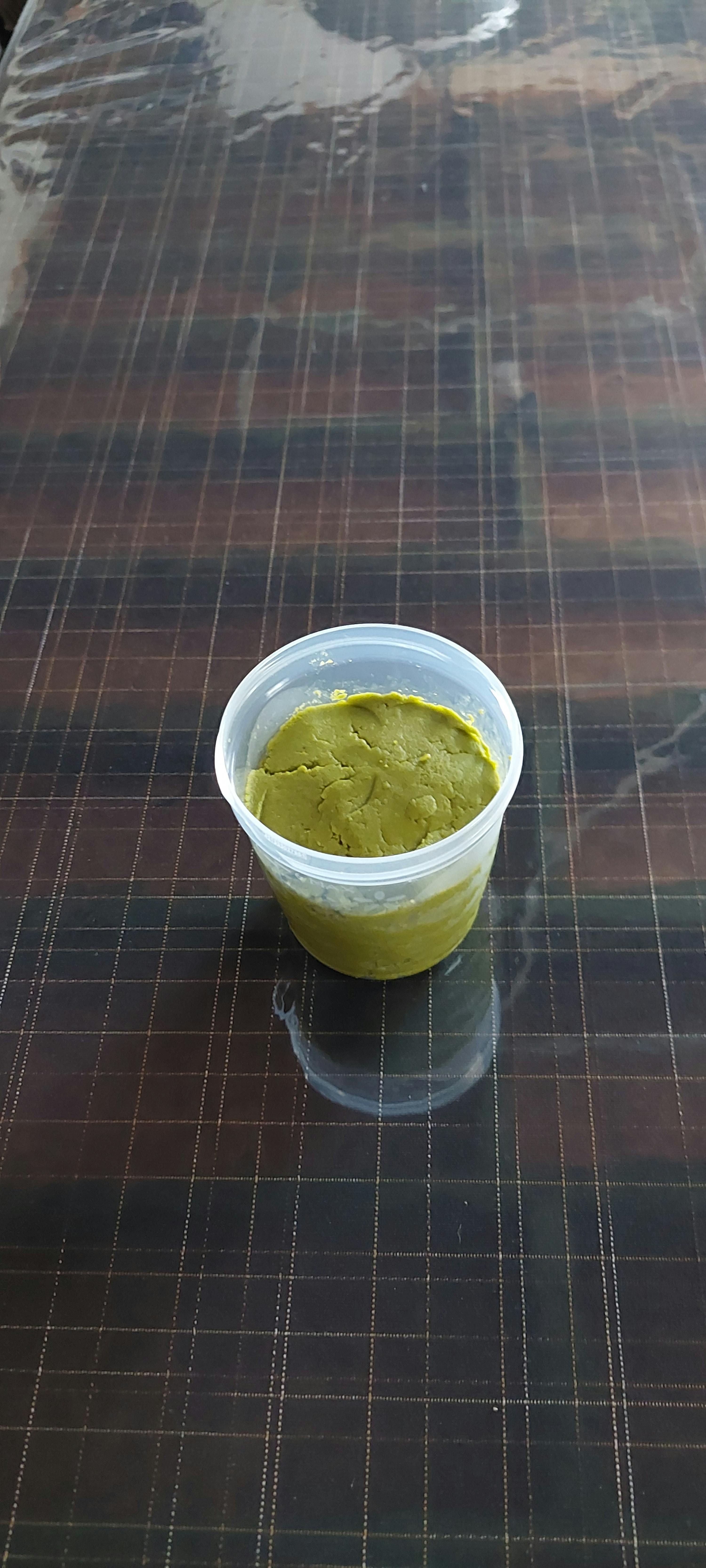 eine Plastikschale mit grüner Flüssigkeit darin