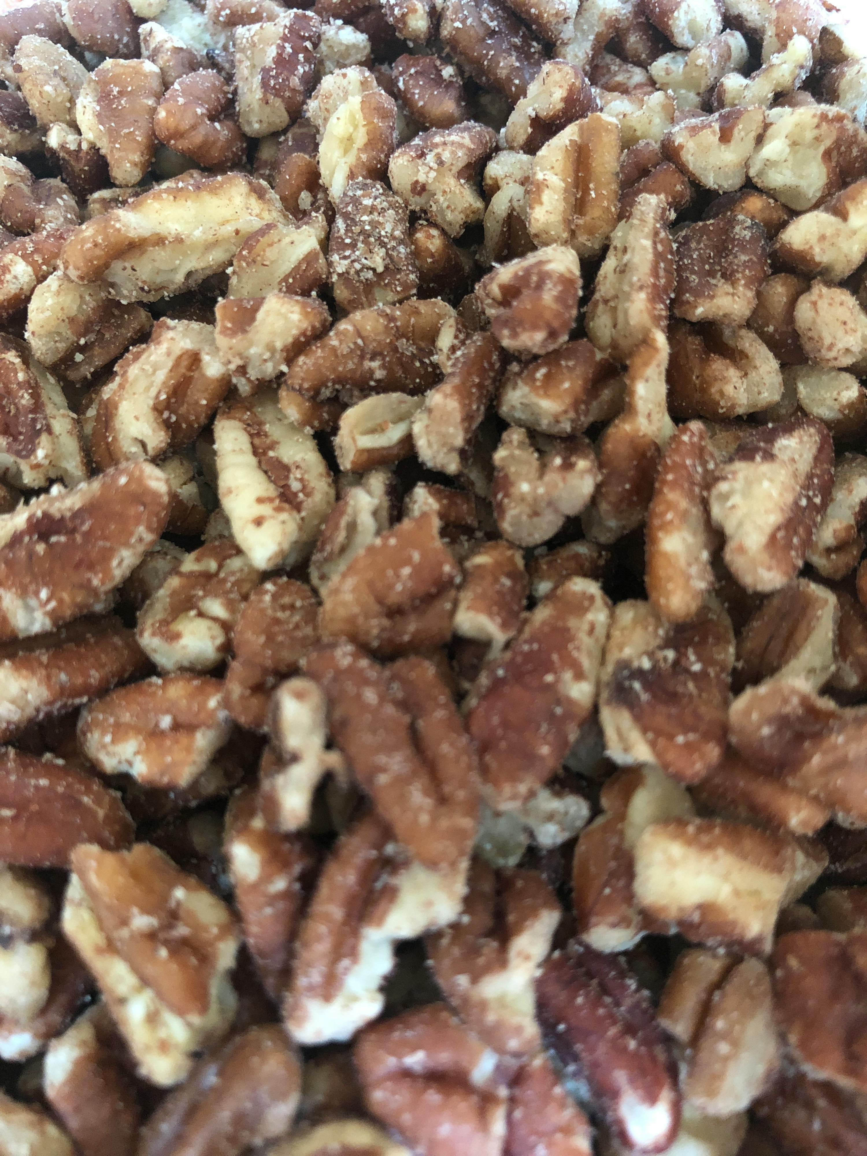 eine Nahaufnahme eines Haufens gerösteter Pekannüsse