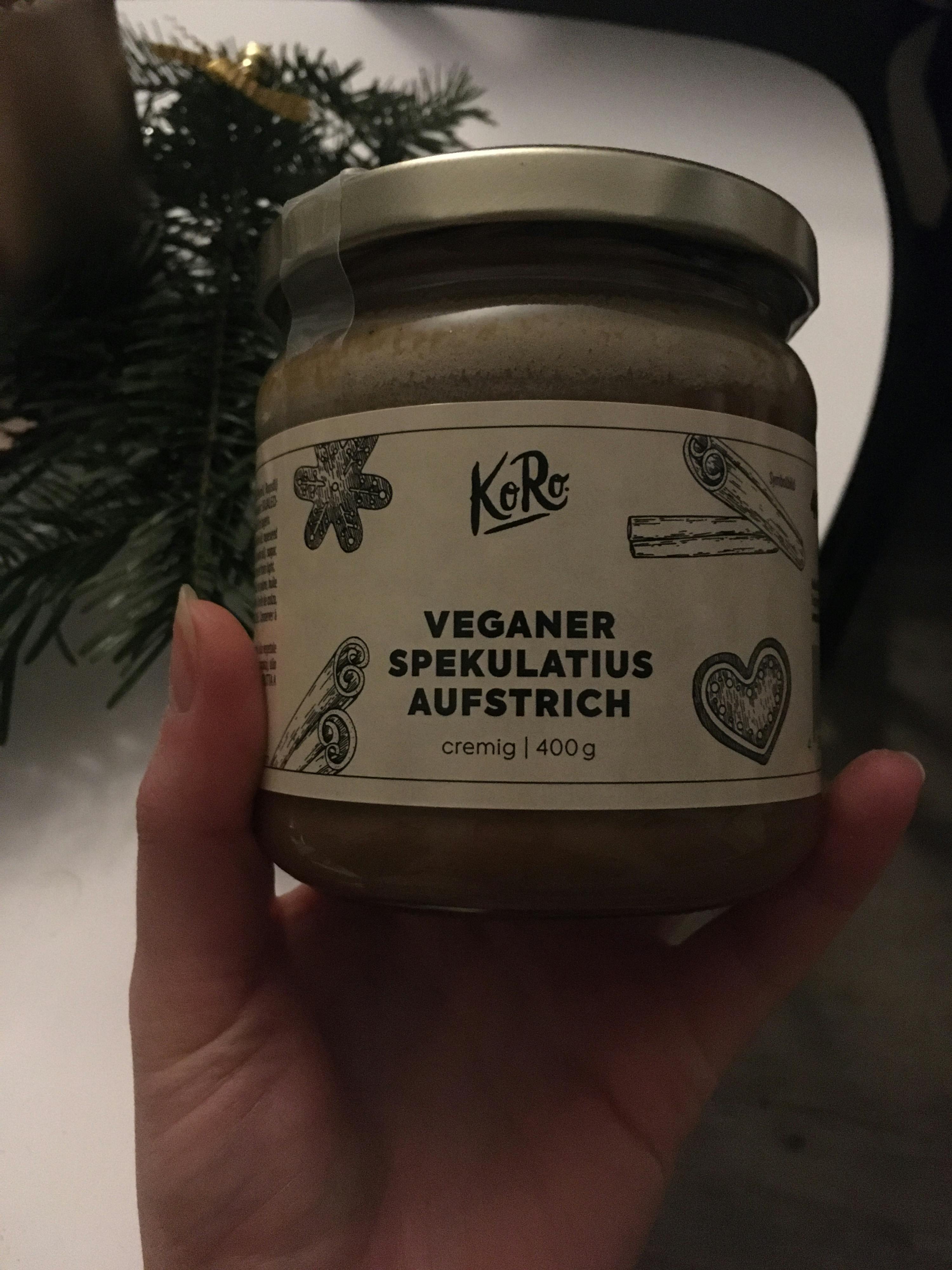 eine Person hält ein Glas veganer spekulatius aufstrich in ihrer Hand