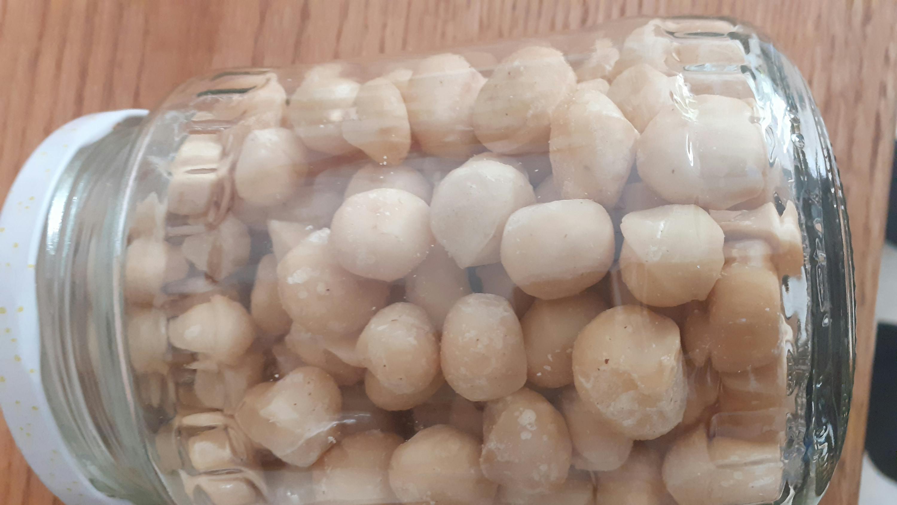 ein Glas mit einem weißen Deckel gefüllt mit weißen Bohnen