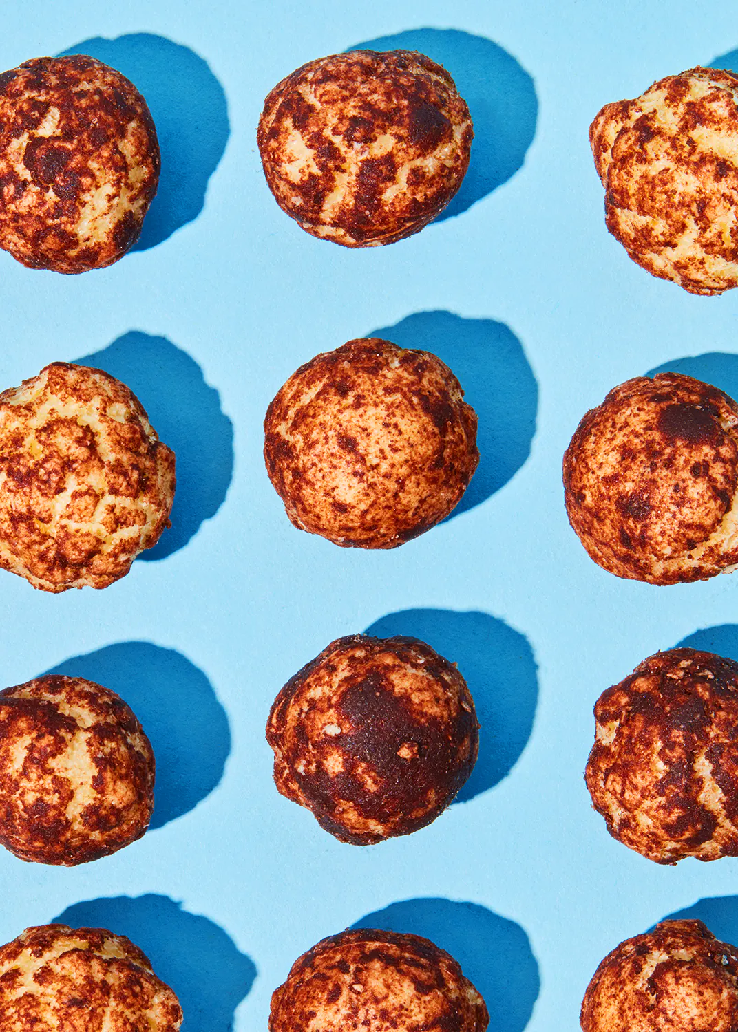 un motif de boules de viande sur fond bleu