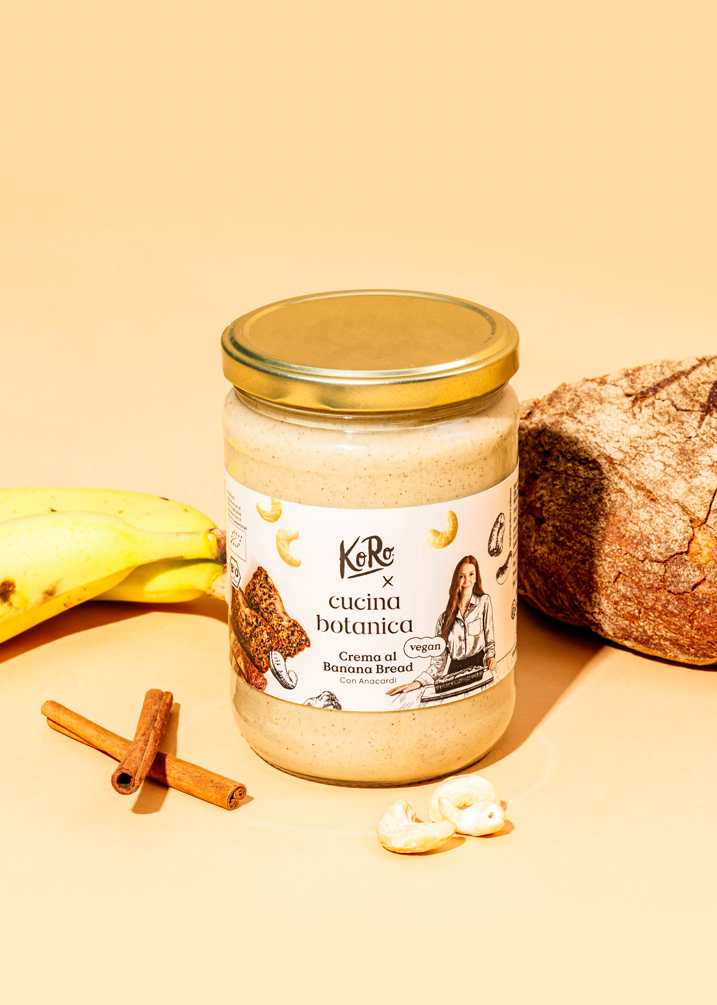 un barattolo di cucina botanica è seduto accanto a una banana e cannella
