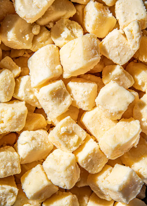 eine Nahaufnahme von einem Haufen weißer Stücke