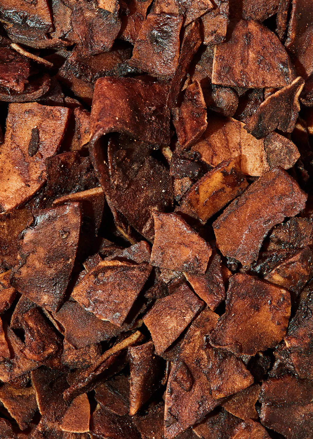 eine Nahaufnahme von einem Haufen brauner Chips