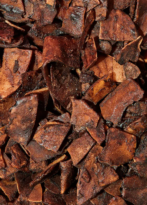 eine Nahaufnahme von einem Haufen brauner Chips