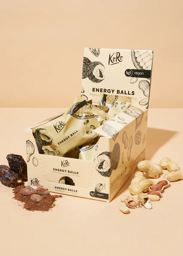 une boîte de balles d' énergie avec des cacahuètes et des dattes