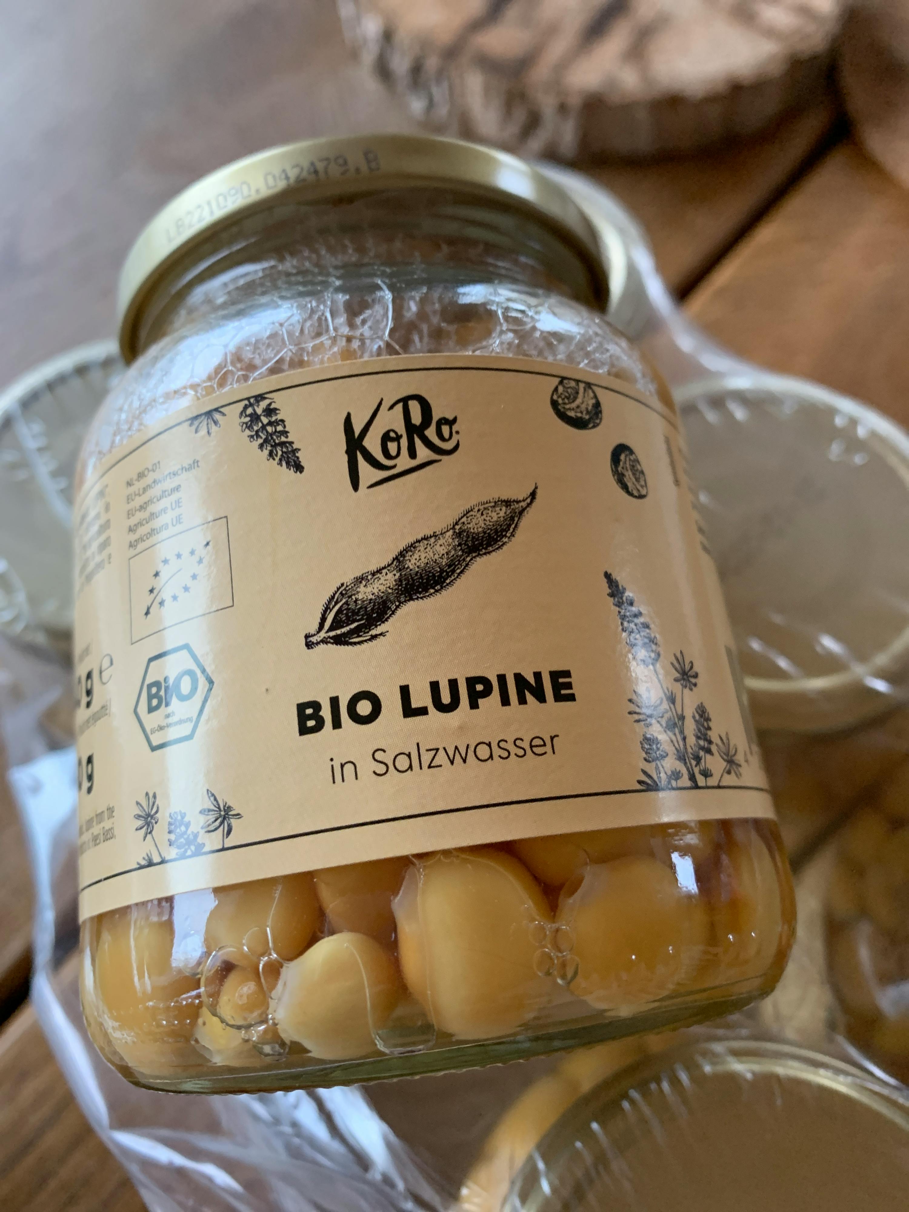 un bocal de lupins bio est assis sur une table