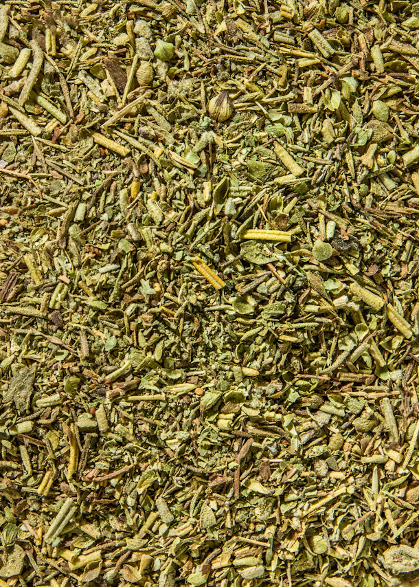 un tas de feuilles vertes et de branches séchées