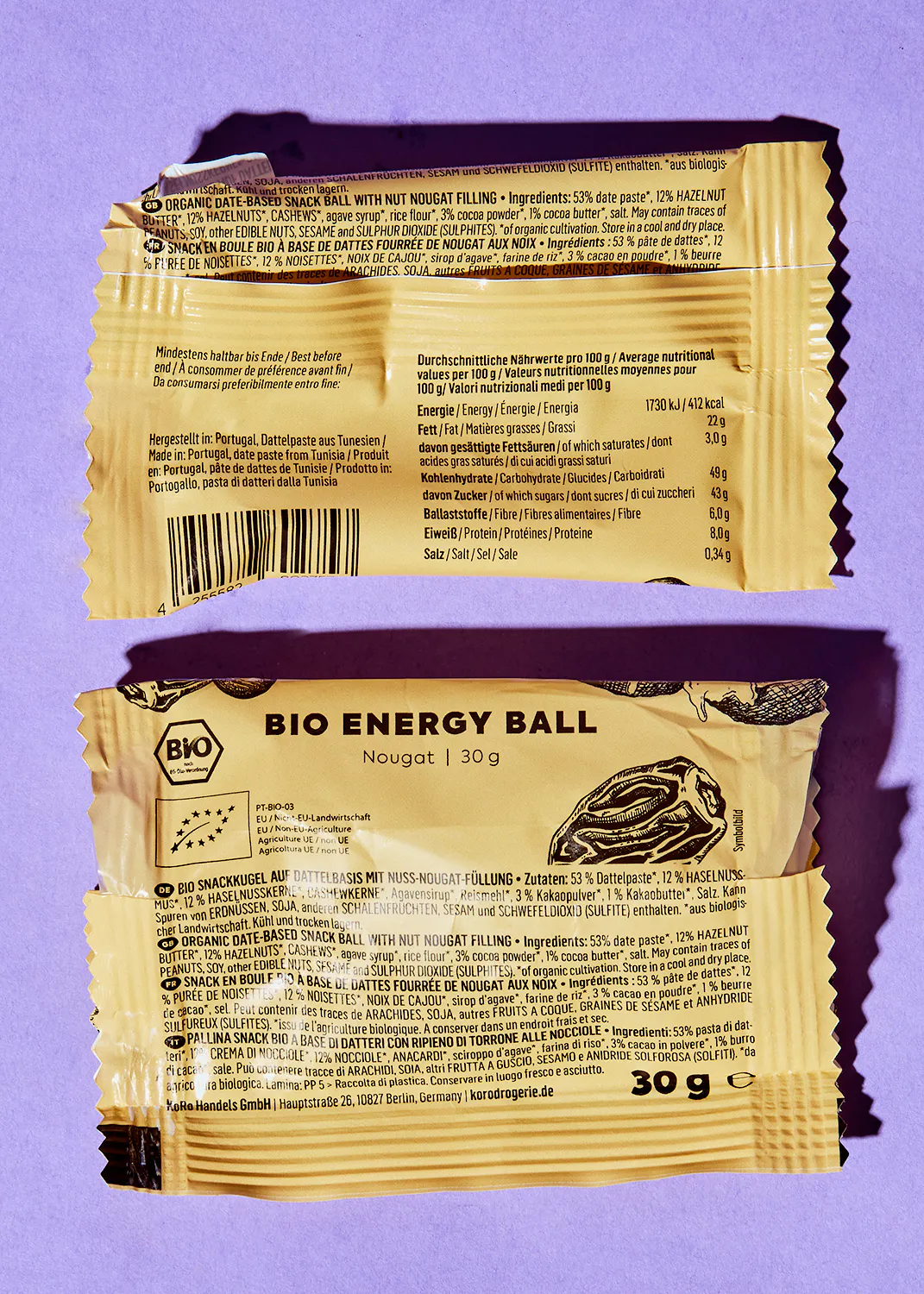 une balle d' énergie bio est assise sur une table violette