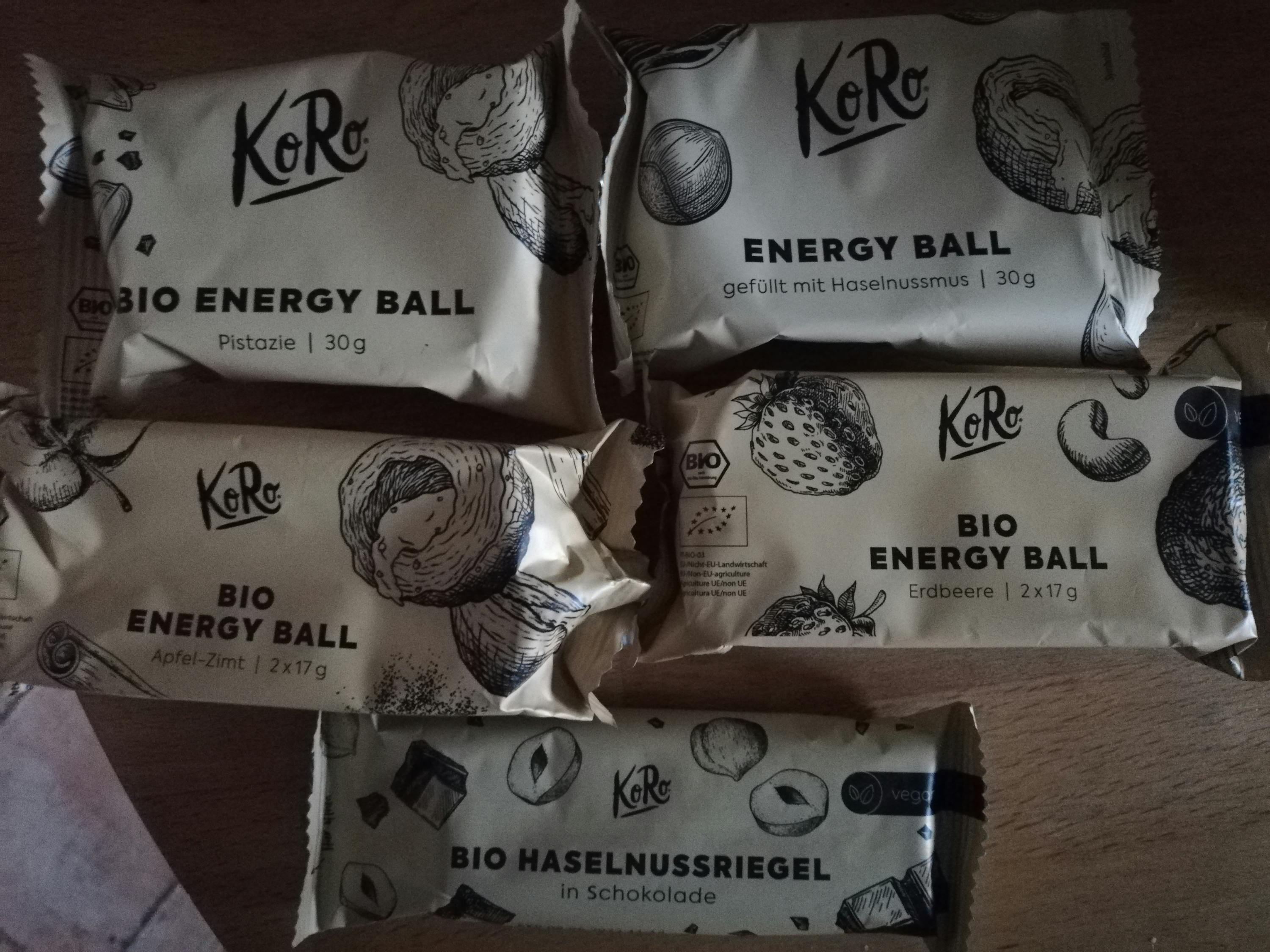 quatre paquets d' énergie bio de koro sont posés sur une table