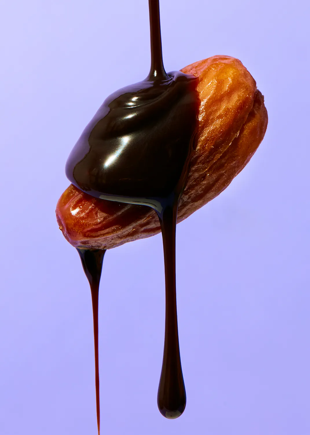 eine Nahaufnahme einer Schokoladensauce, die auf eine Erdnuss läuft