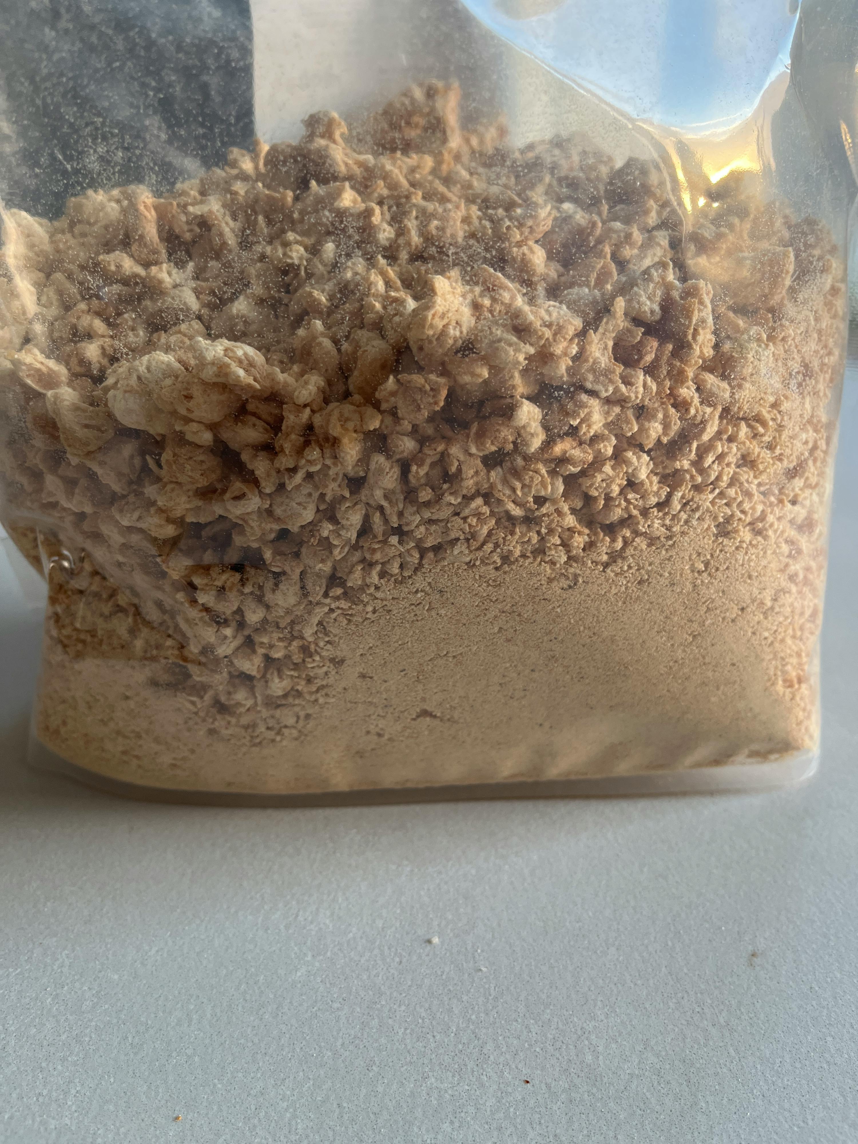 eine Nahaufnahme eines Plastikbeutels mit braunem Essen