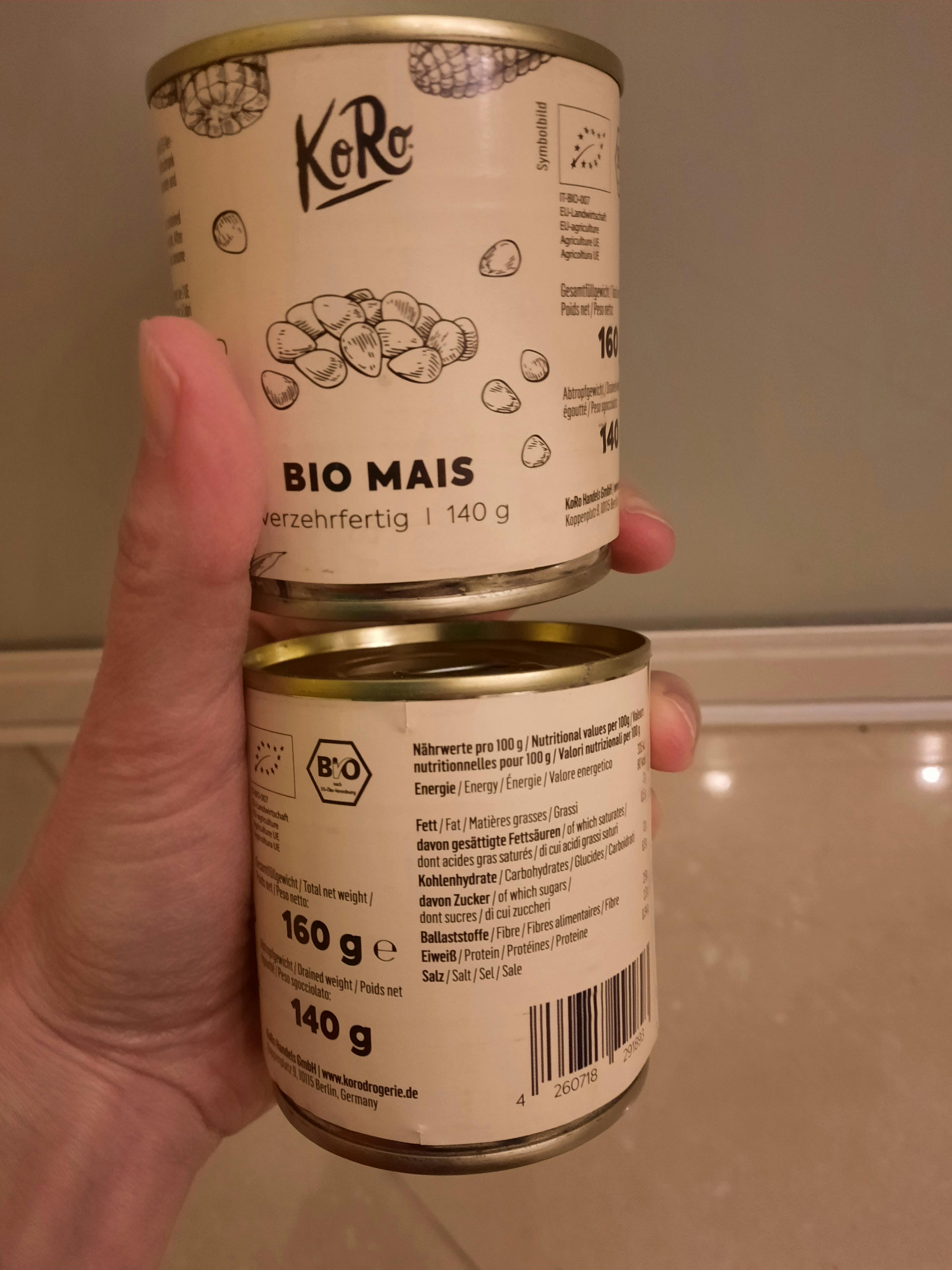 eine Person hält eine Dose Bio Mais in ihrer Hand
