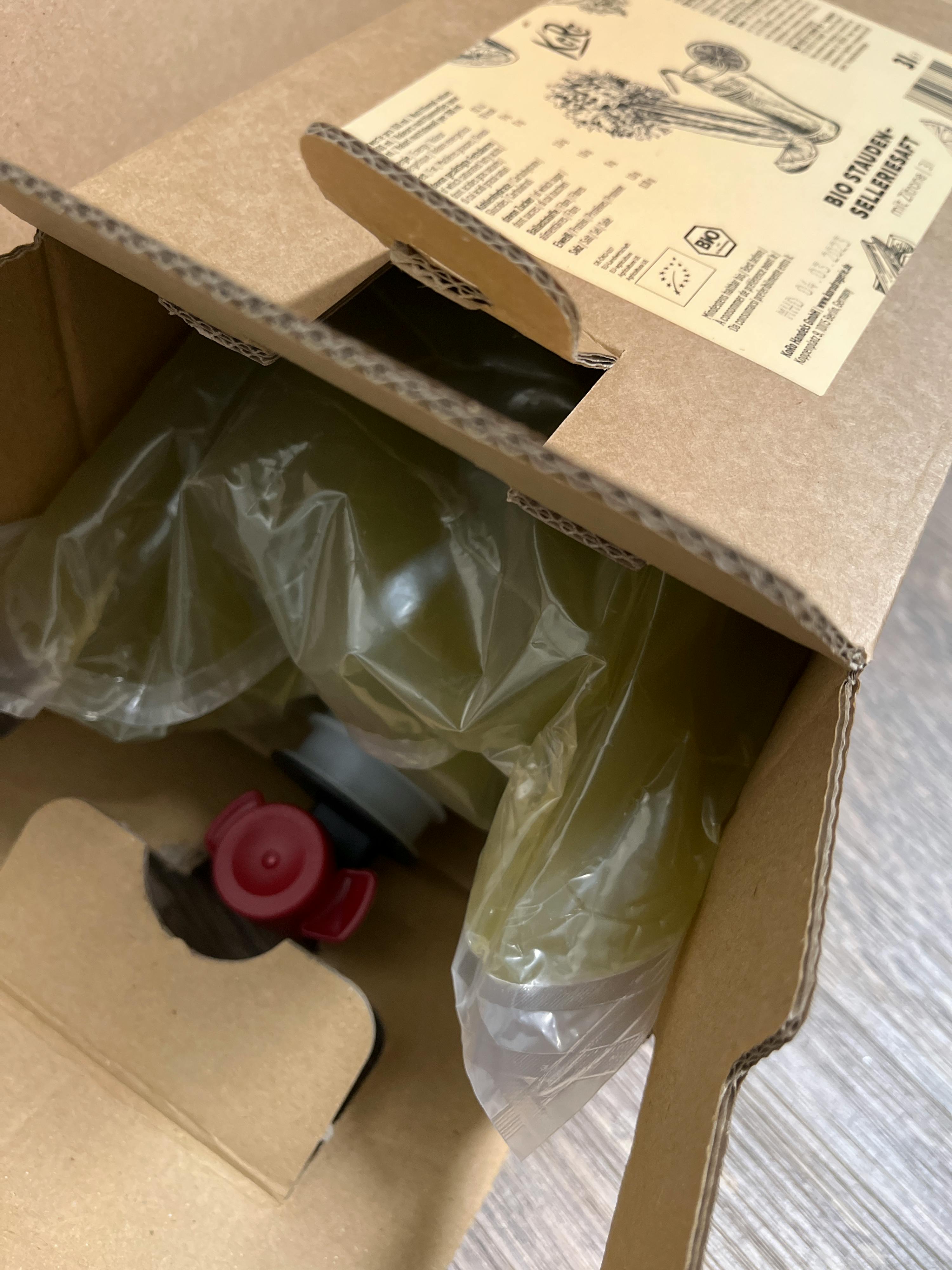 une boîte en carton avec un sac en plastique à l' intérieur