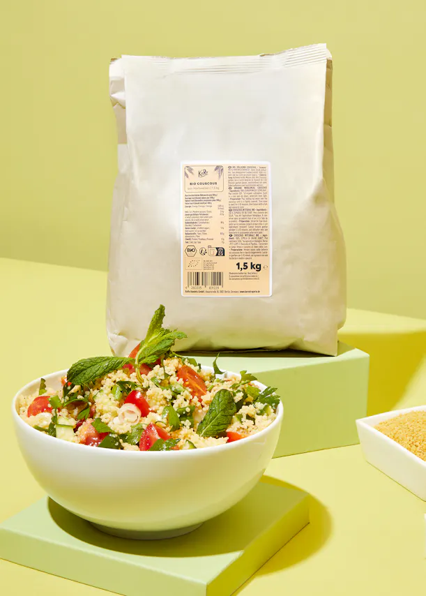 eine weiße Schüssel mit einem Salat steht neben einem 1,5 kg Paket