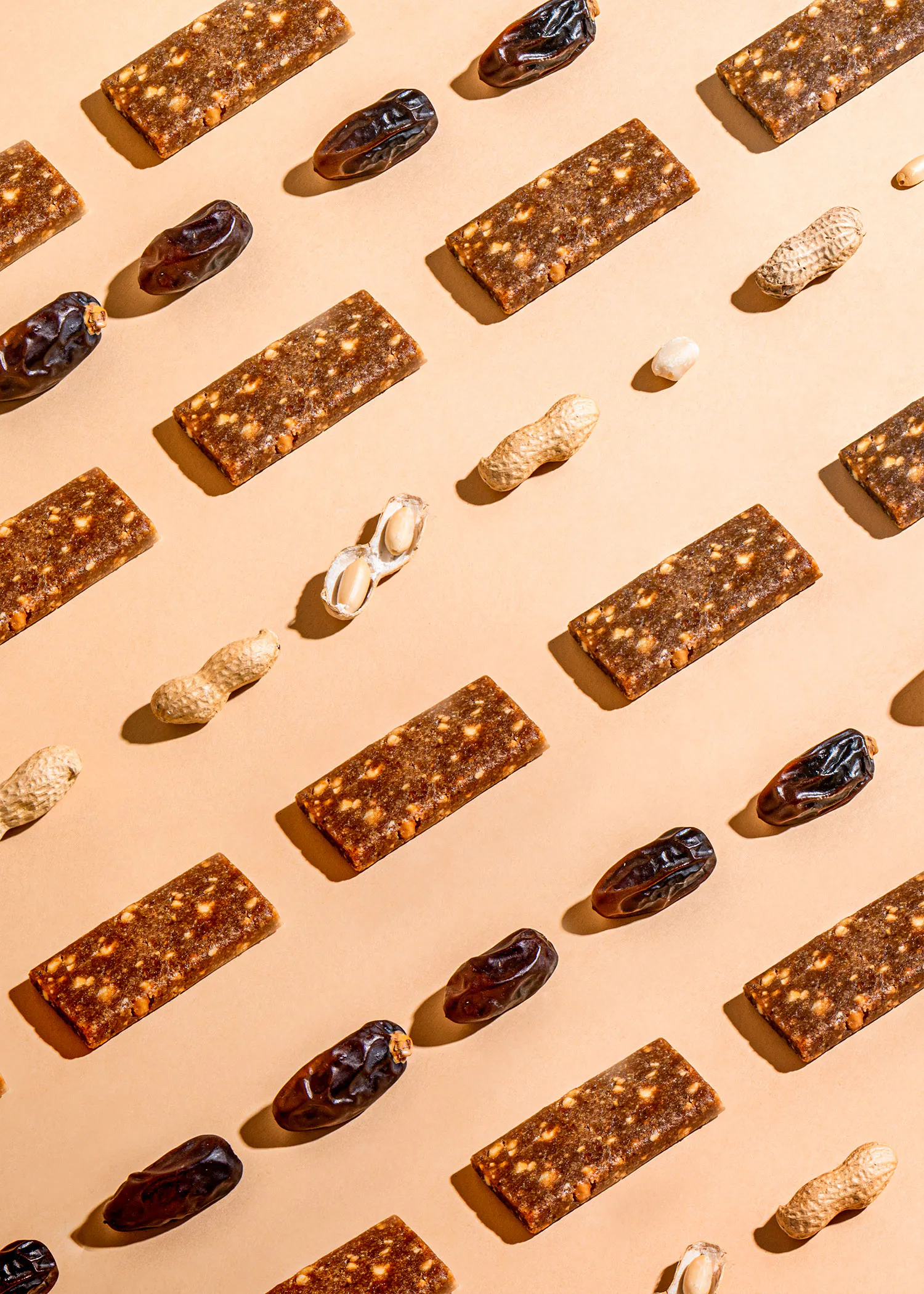 un motif de barres de céréales avec des dattes et des cacahuètes