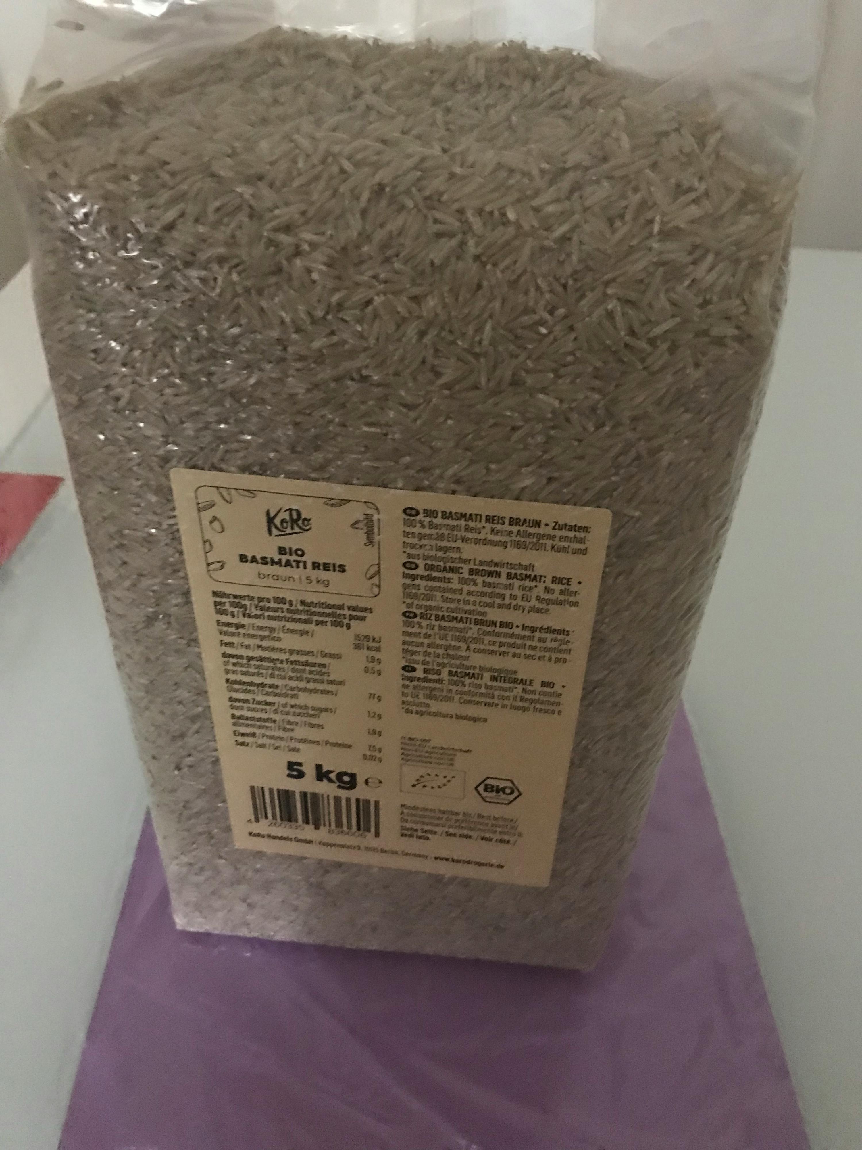 eine Tüte Reis liegt auf einem Tisch