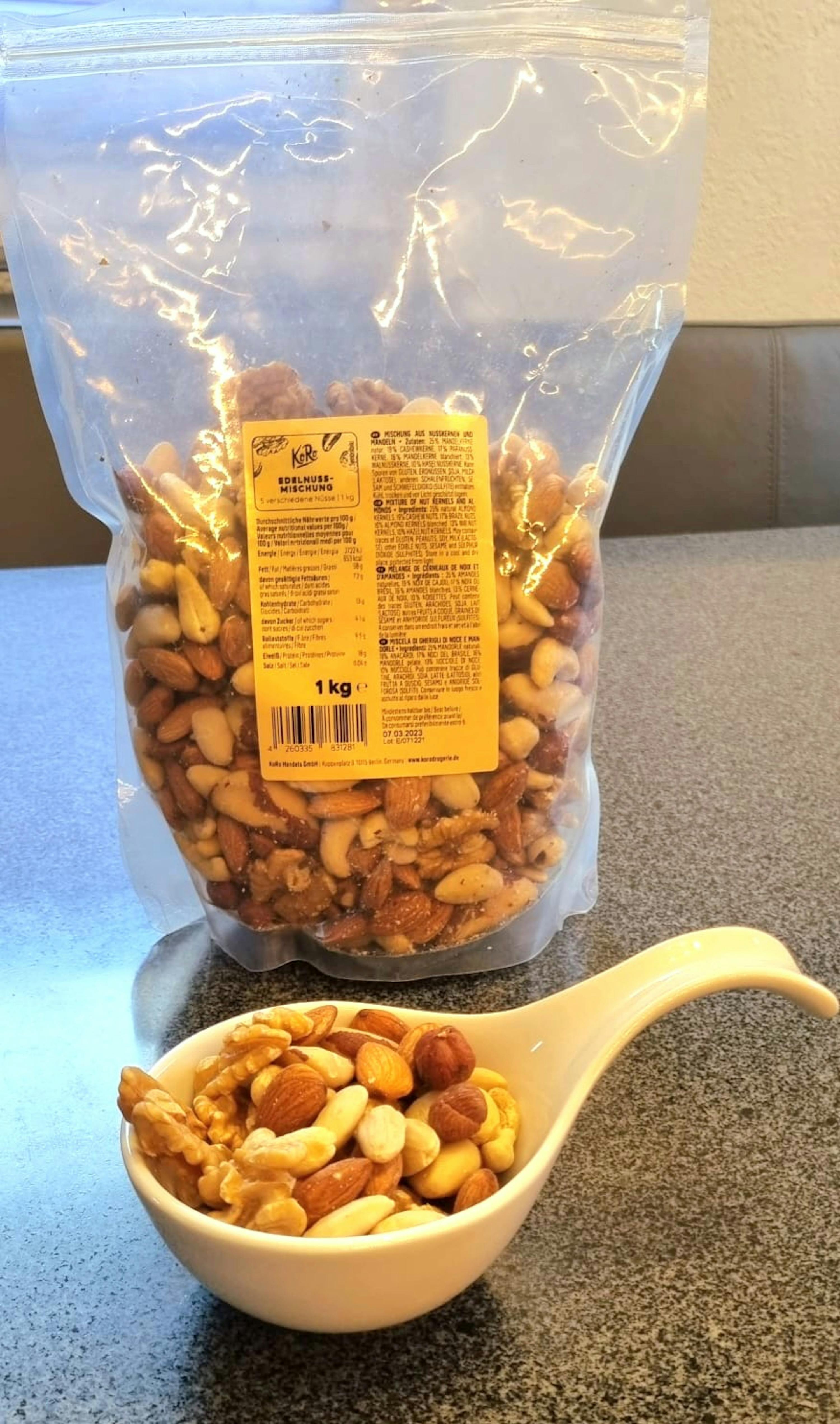 un sac de noix est assis à côté d' un bol de noix