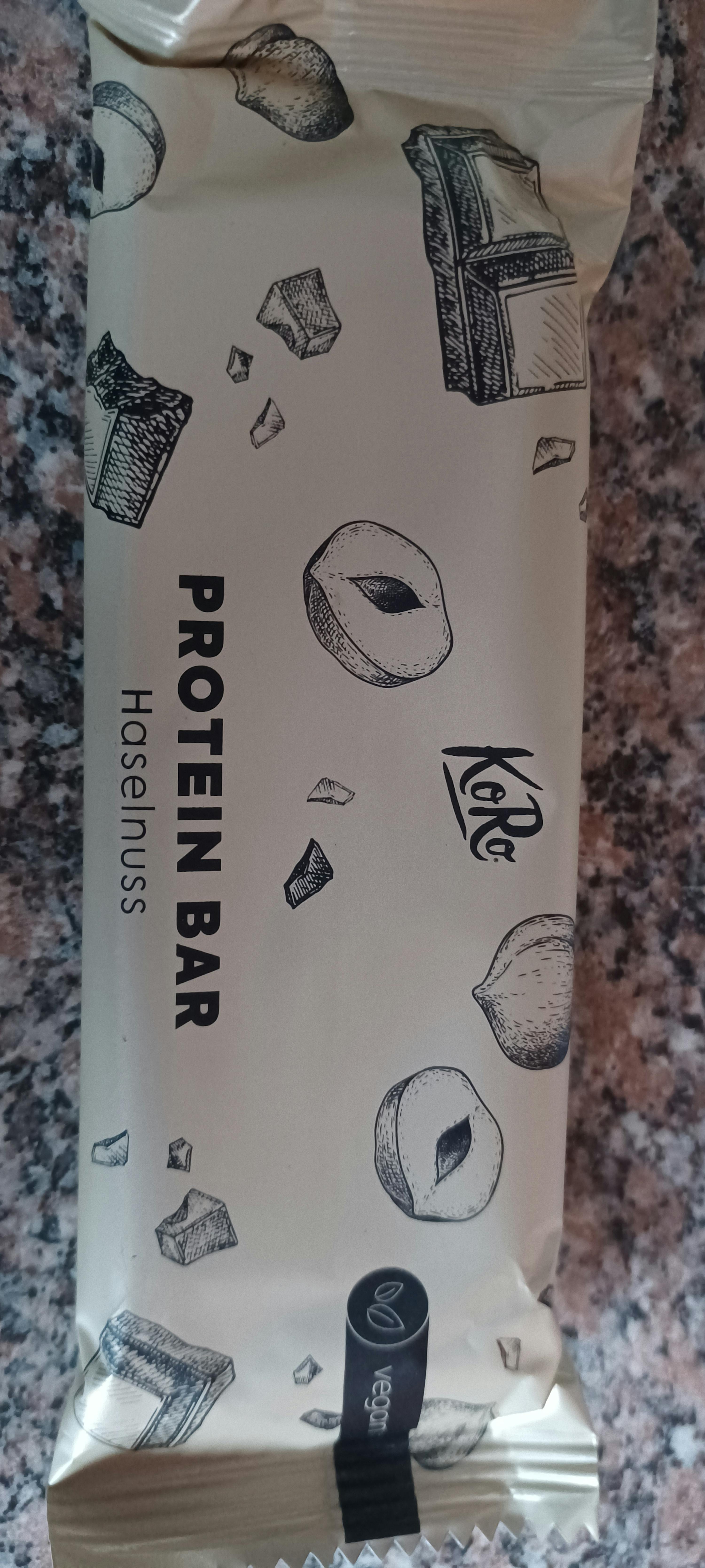 eine weiße verpackte proteinbar mit haselnussgeschmack