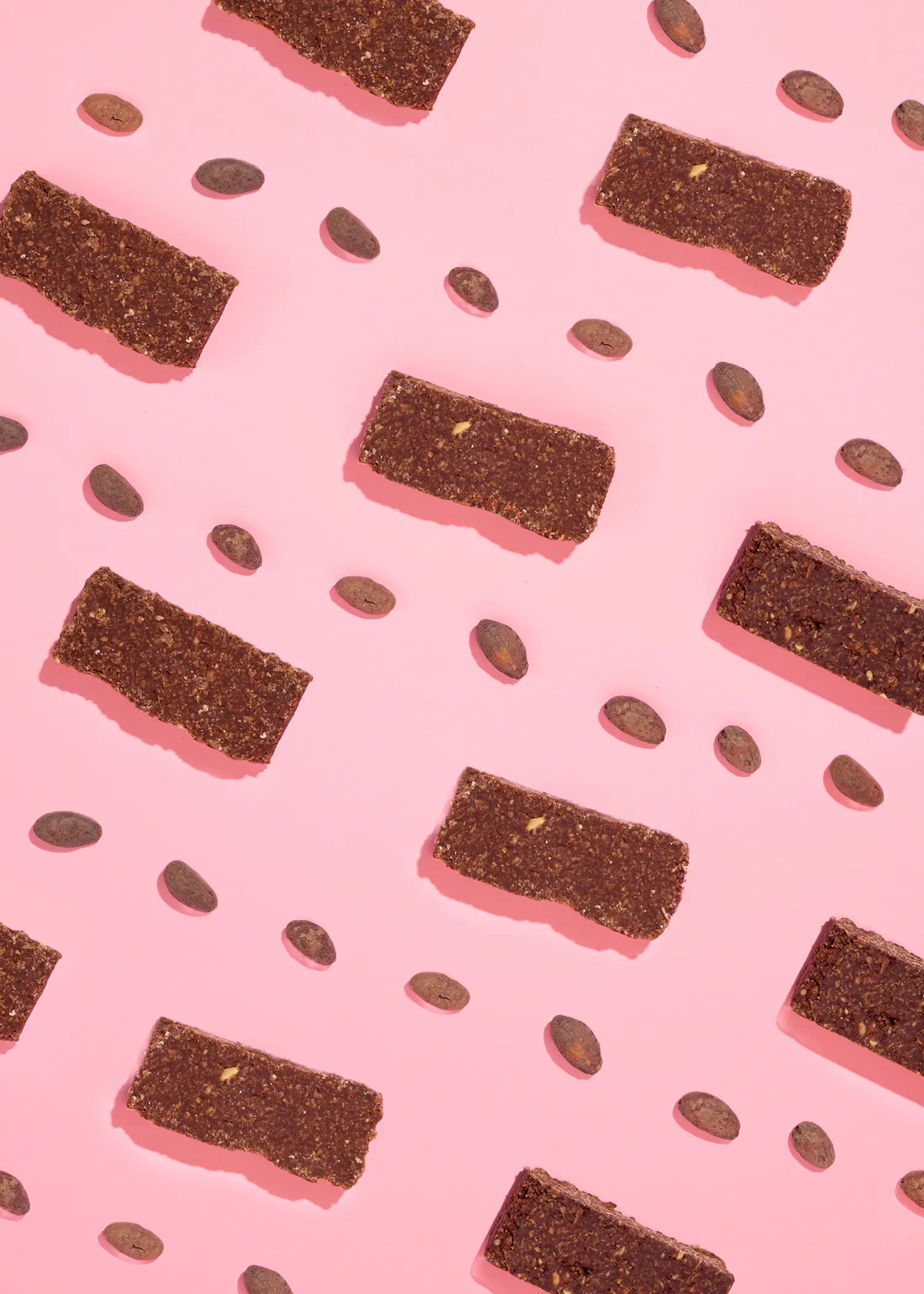 eine Reihe von Schokoladenriegeln auf einem rosa Hintergrund