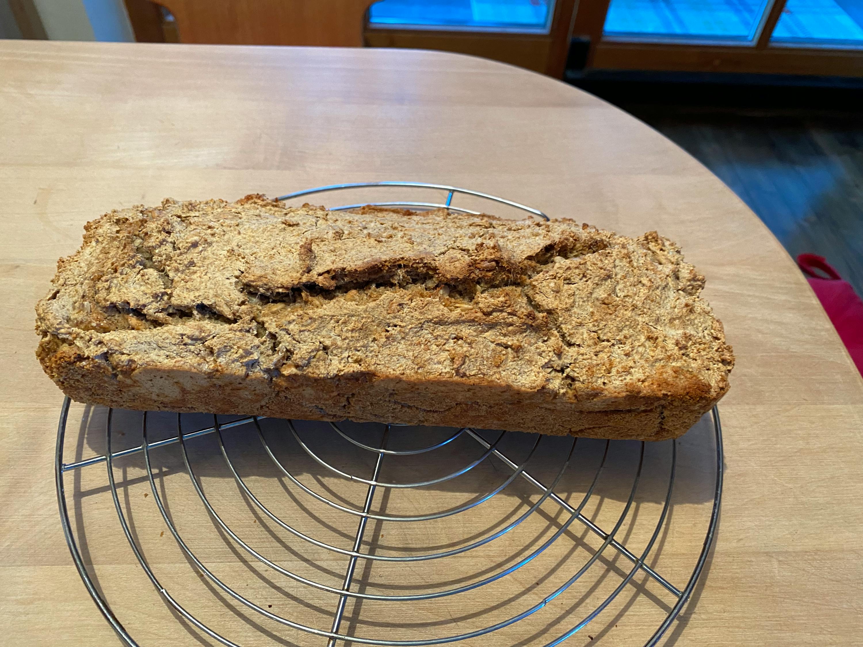 un pezzo di pane è seduto su una griglia di raffreddamento