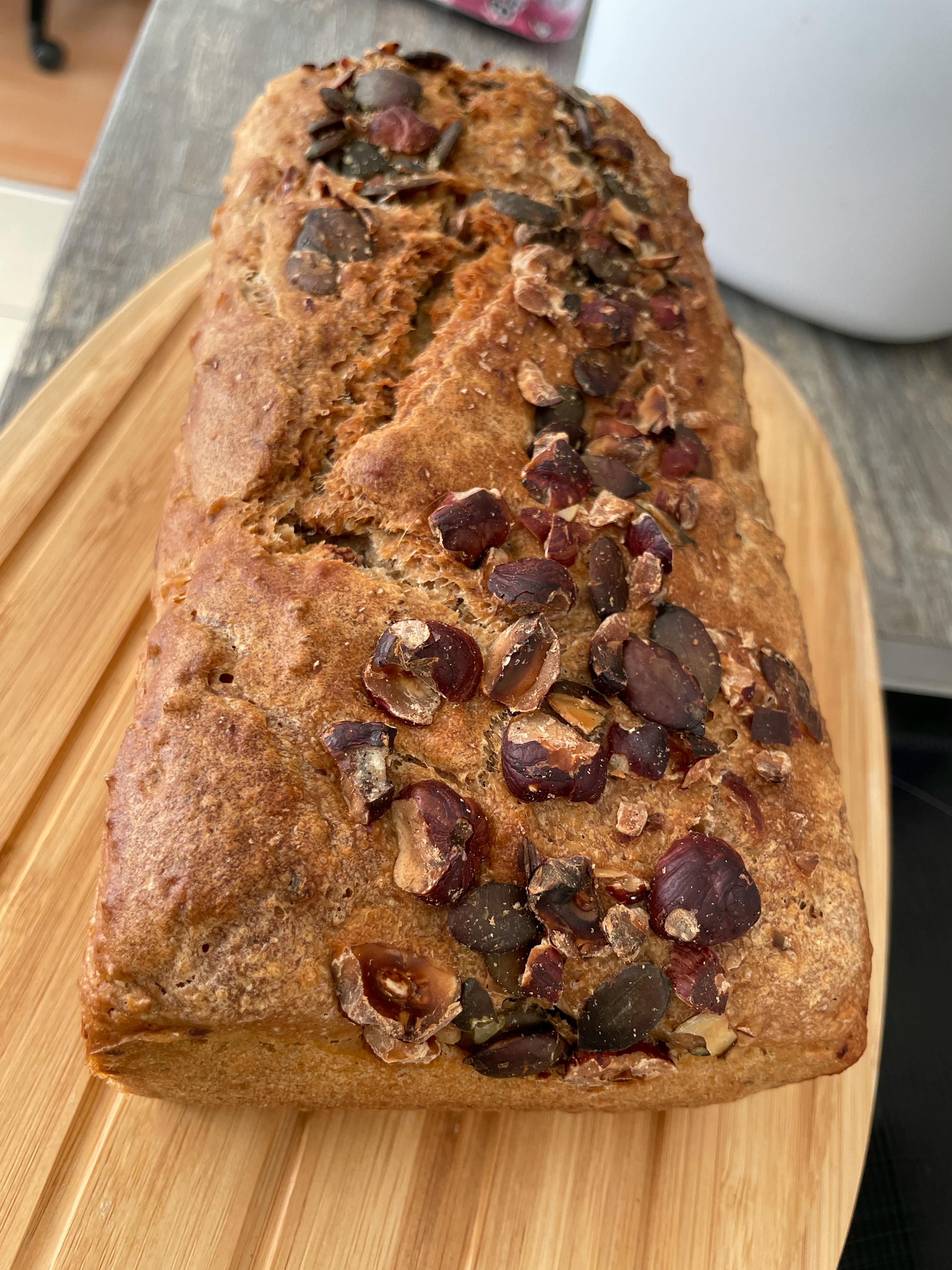 un pane è seduto su un tagliere di legno
