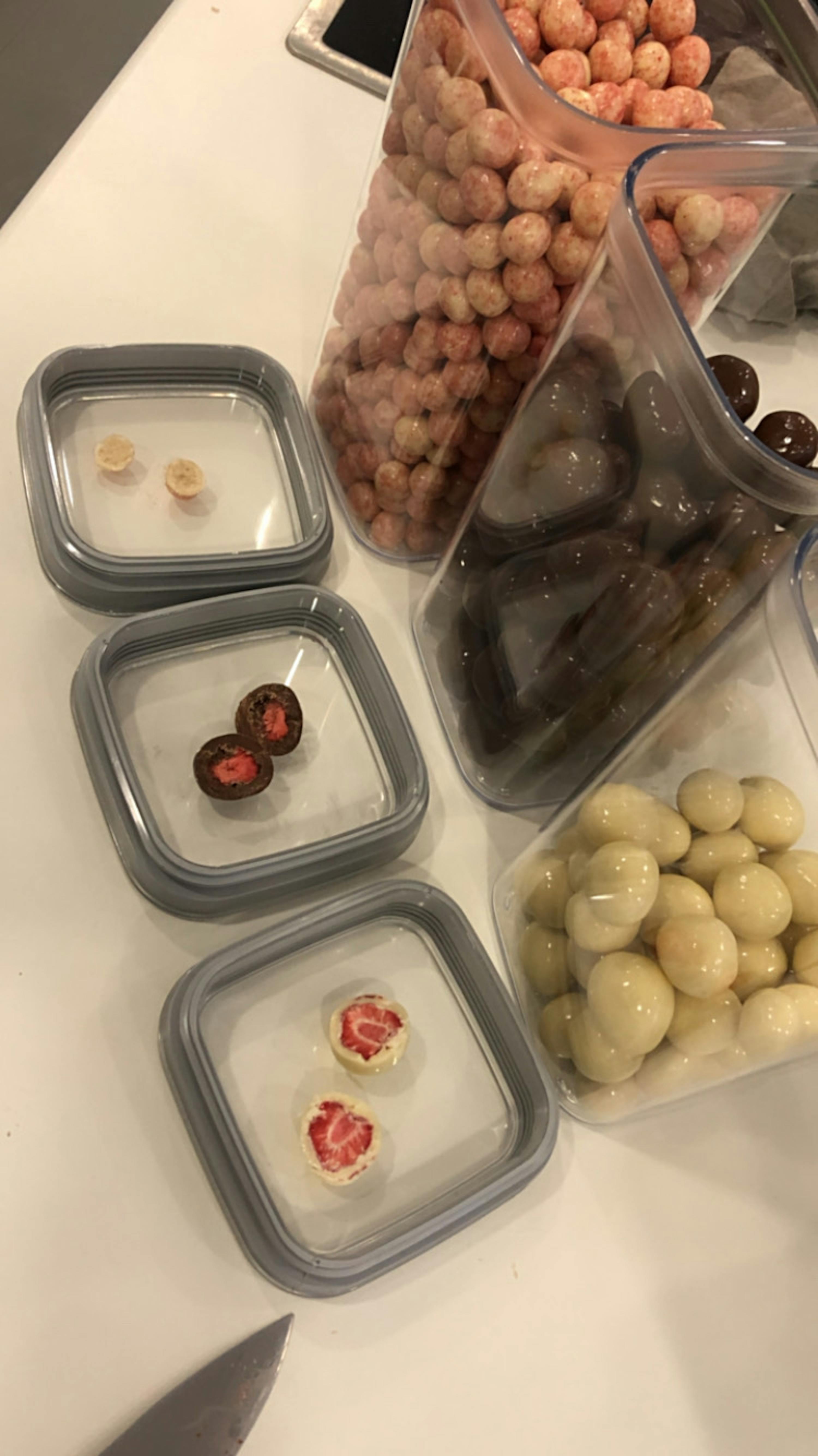 un tavolo con contenitori di cereali e cioccolato su di esso