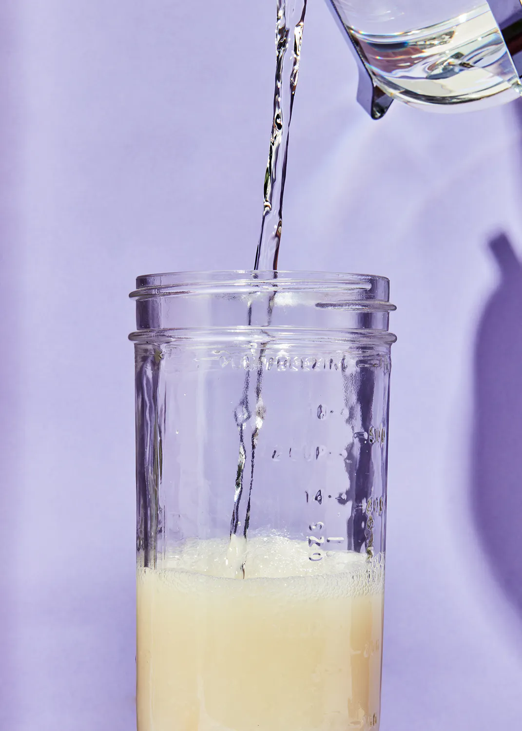 l' eau est versée dans un bocal à mesurer avec le numéro 070