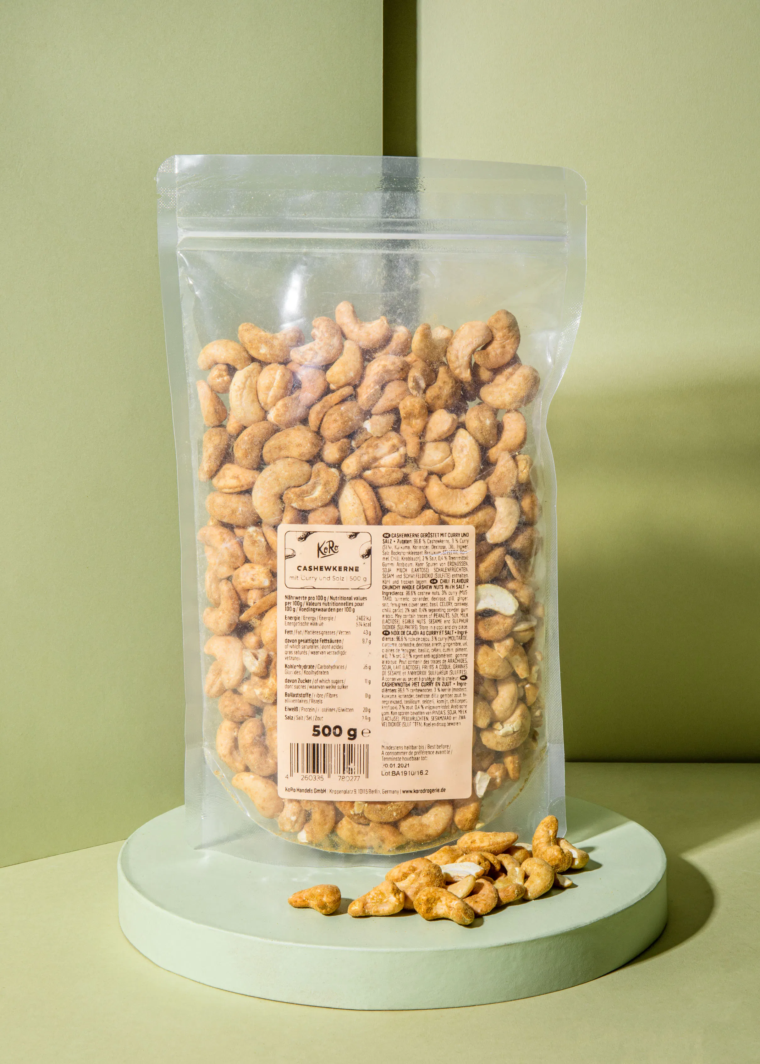 un sac de noix de cajou est assis sur une table verte