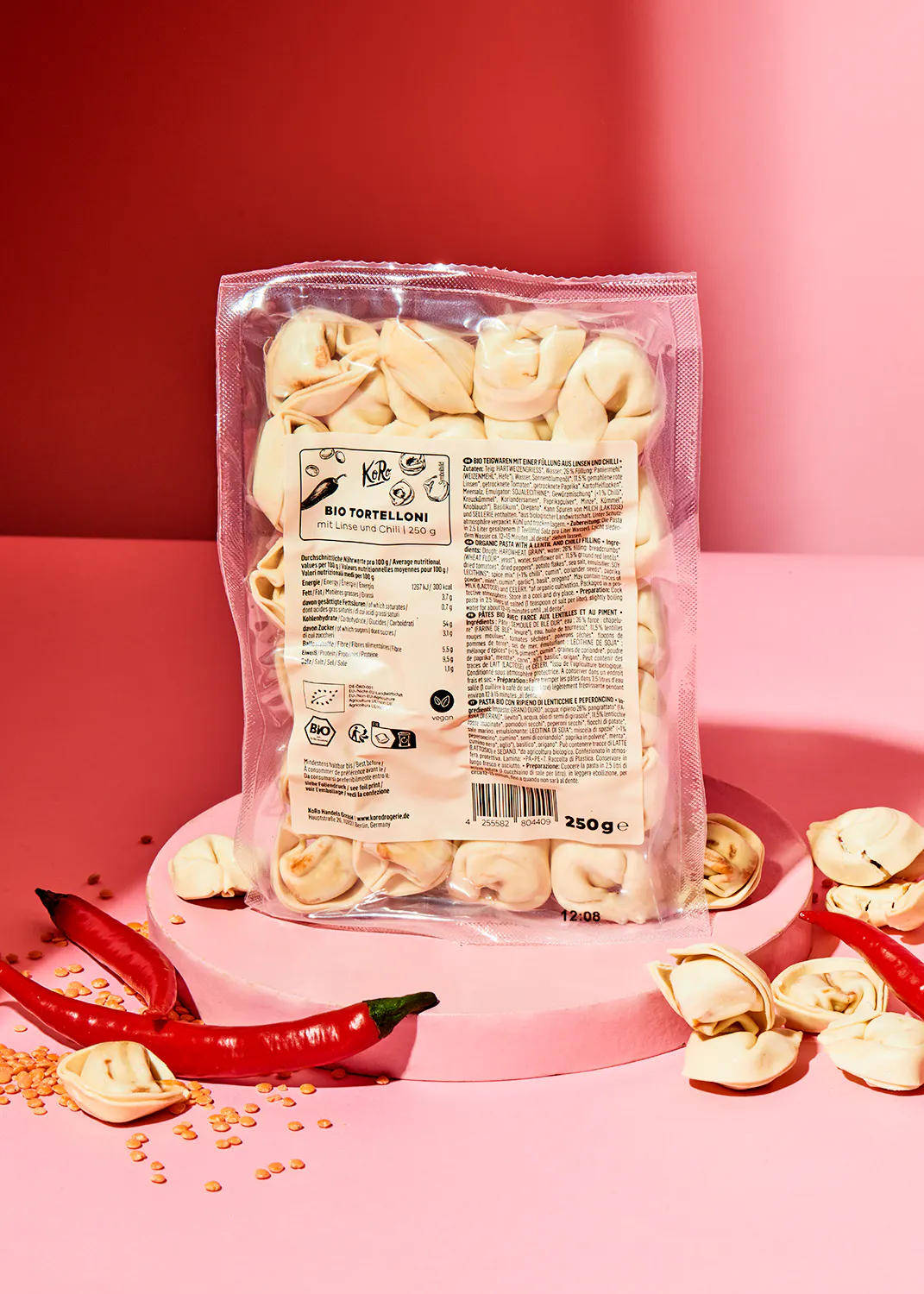 un sac de pâtes bio tortellini sur une table rose
