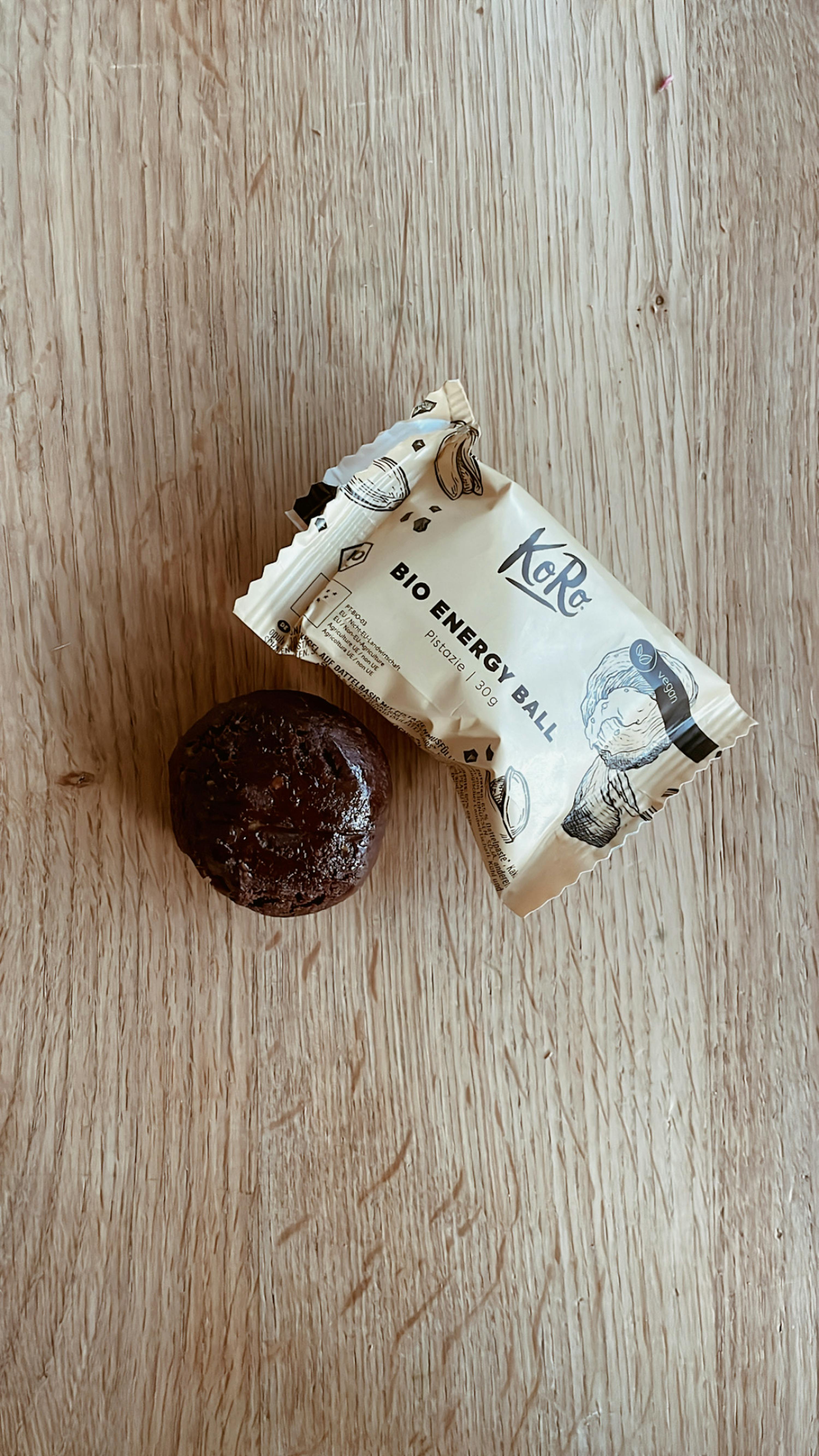 ein bio-energie-ball liegt auf einem holztisch