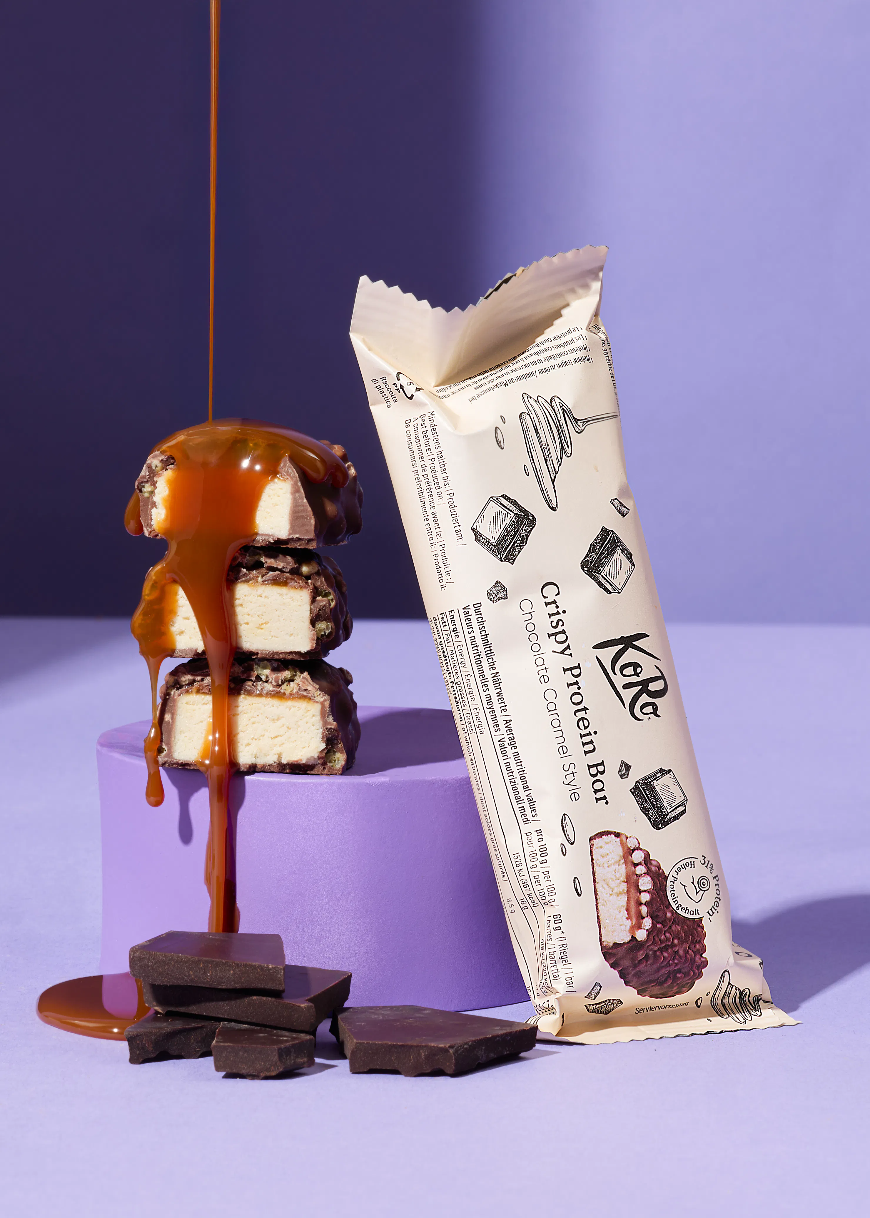 une barre de protéines croustillante est empilée sur une surface violette