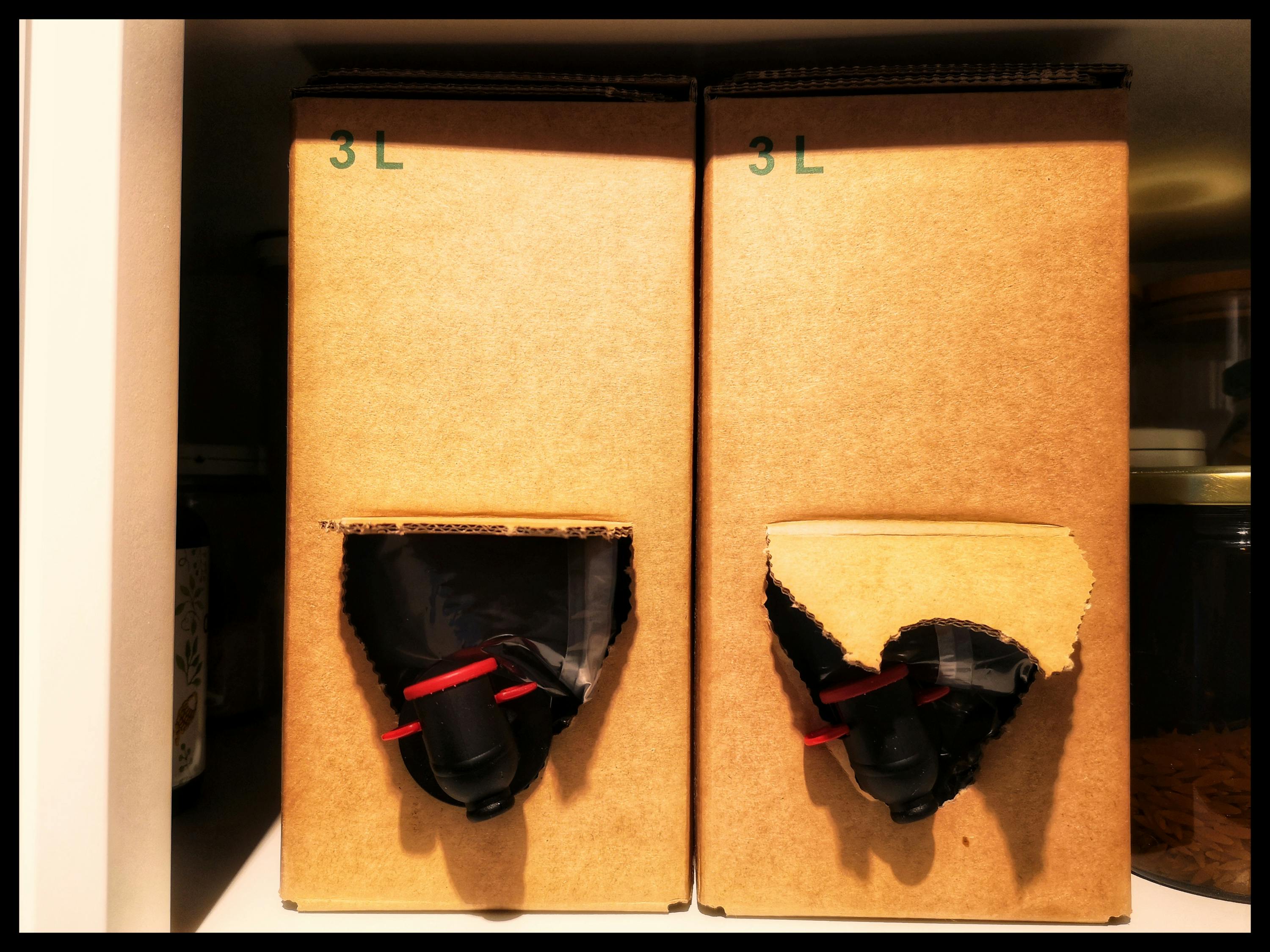 deux boîtes en carton avec le numéro 3l sur le côté