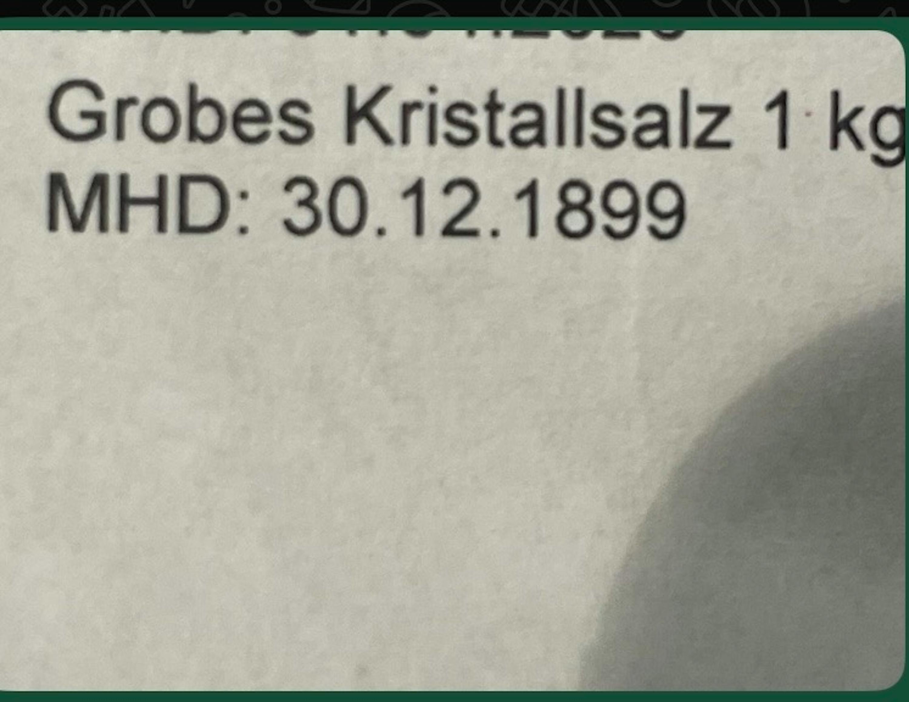 etichetta con la scritta "grobes kristallsalz 1 kg" e "mhd: 30.12.1899".