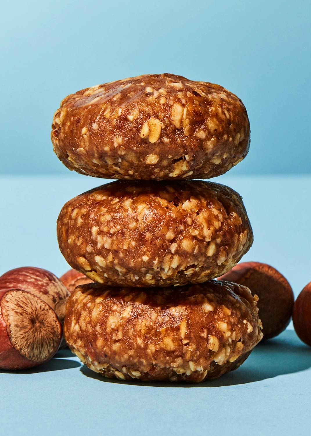 trois beignets empilés les uns sur les autres sur un fond bleu