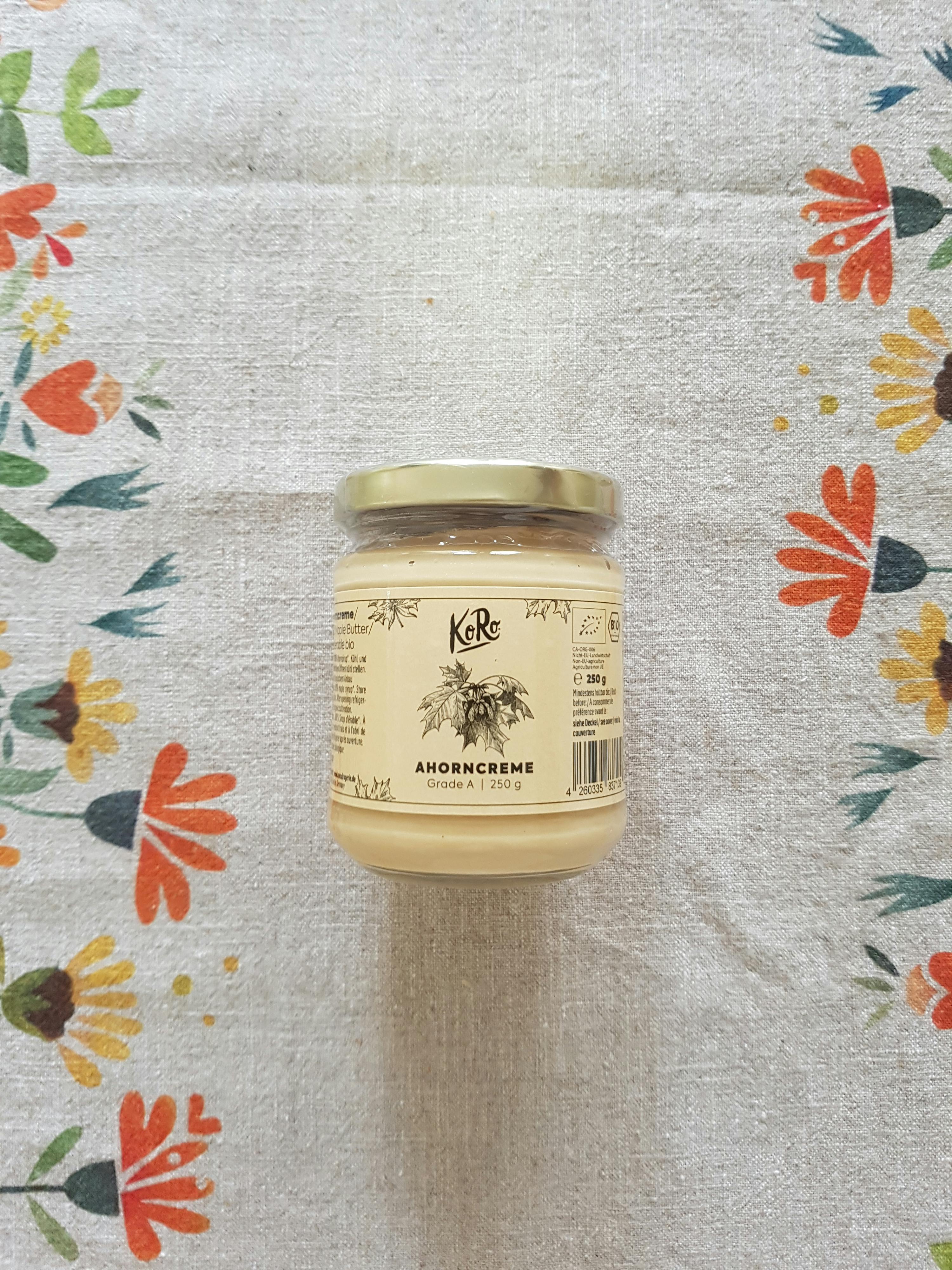 ein Glas anhorncreme sitzt auf einem Blumentischtuch