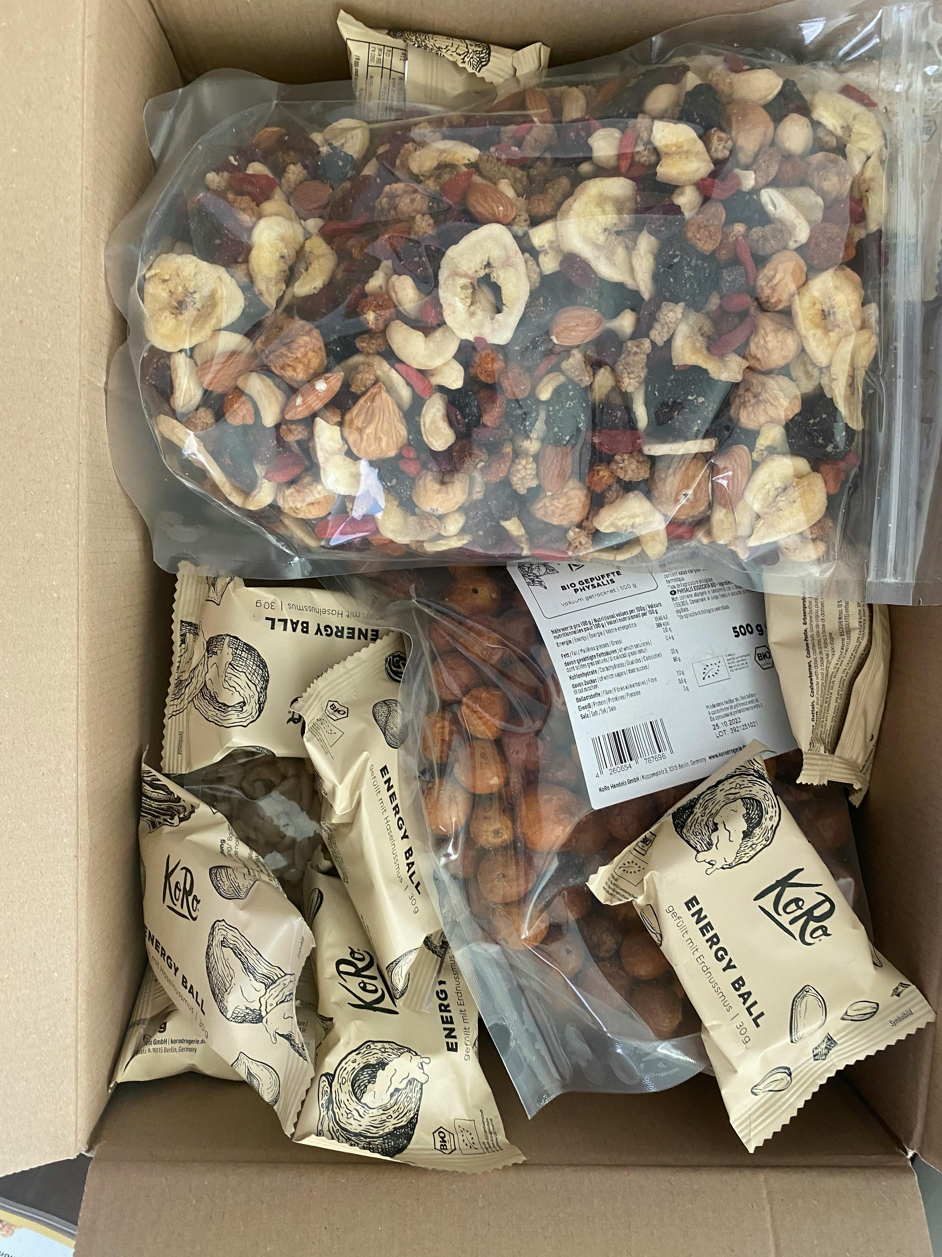 eine Schachtel mit verschiedenen Snacks und einem energy ball