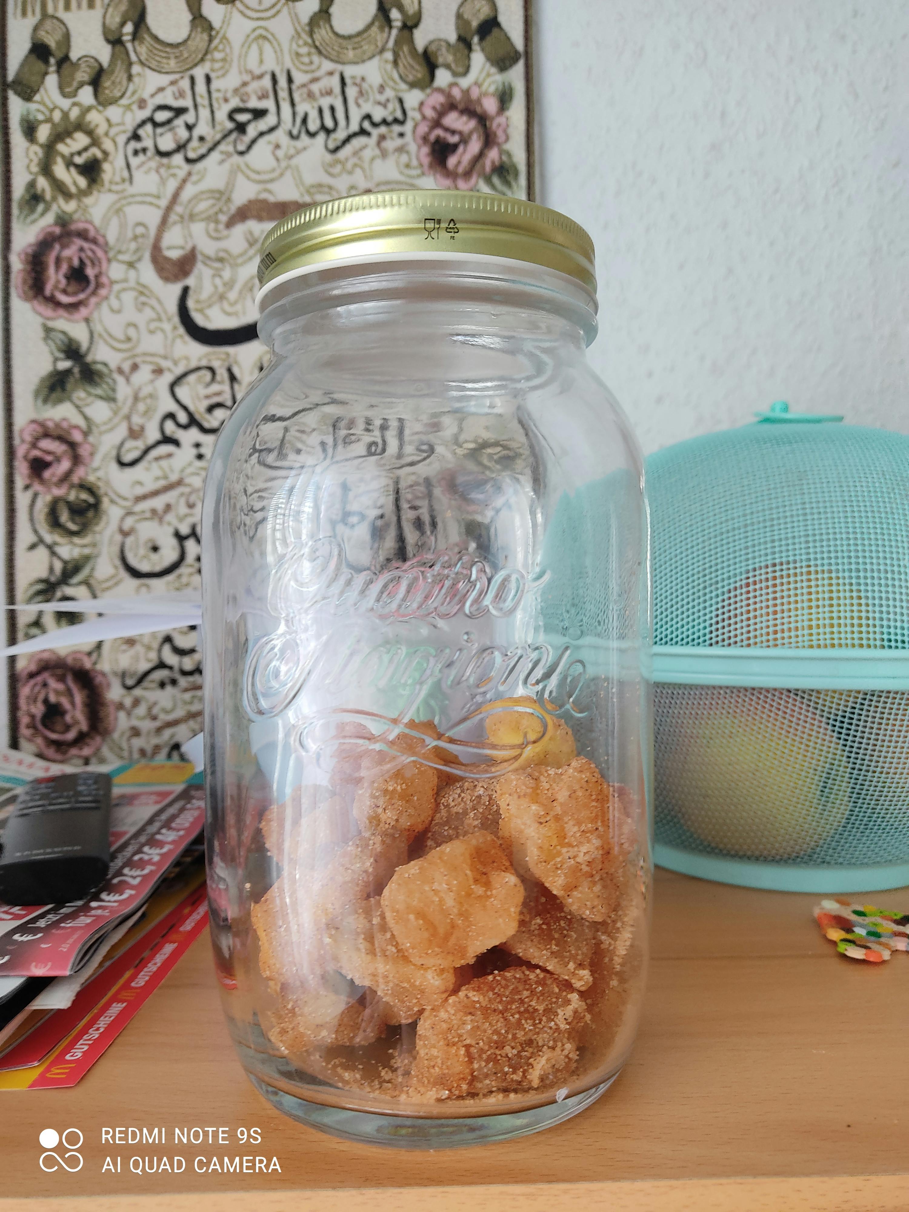 un bocal en verre rempli de biscuits est posé sur une table