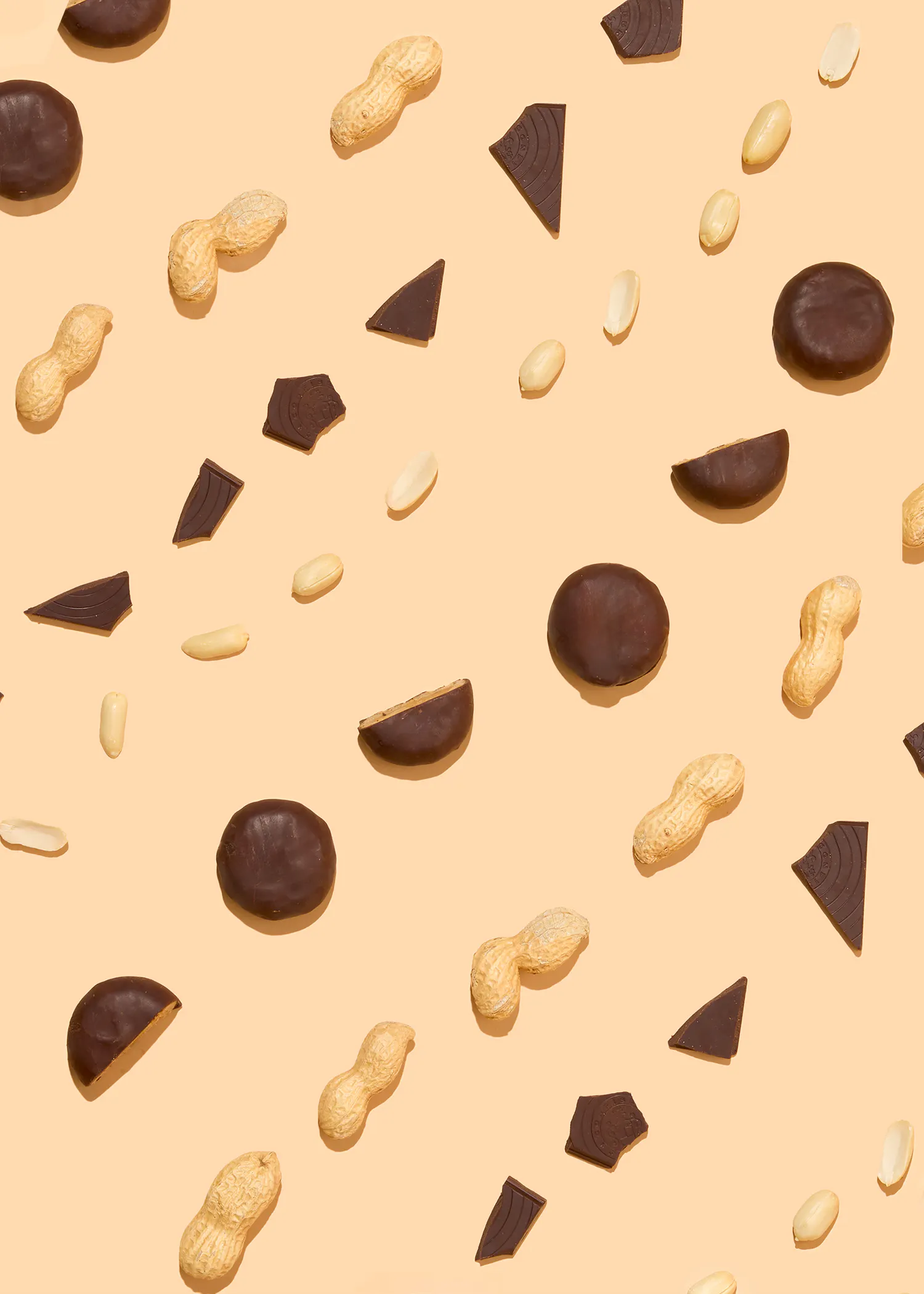 des cacahuètes et des morceaux de chocolat sur fond beige