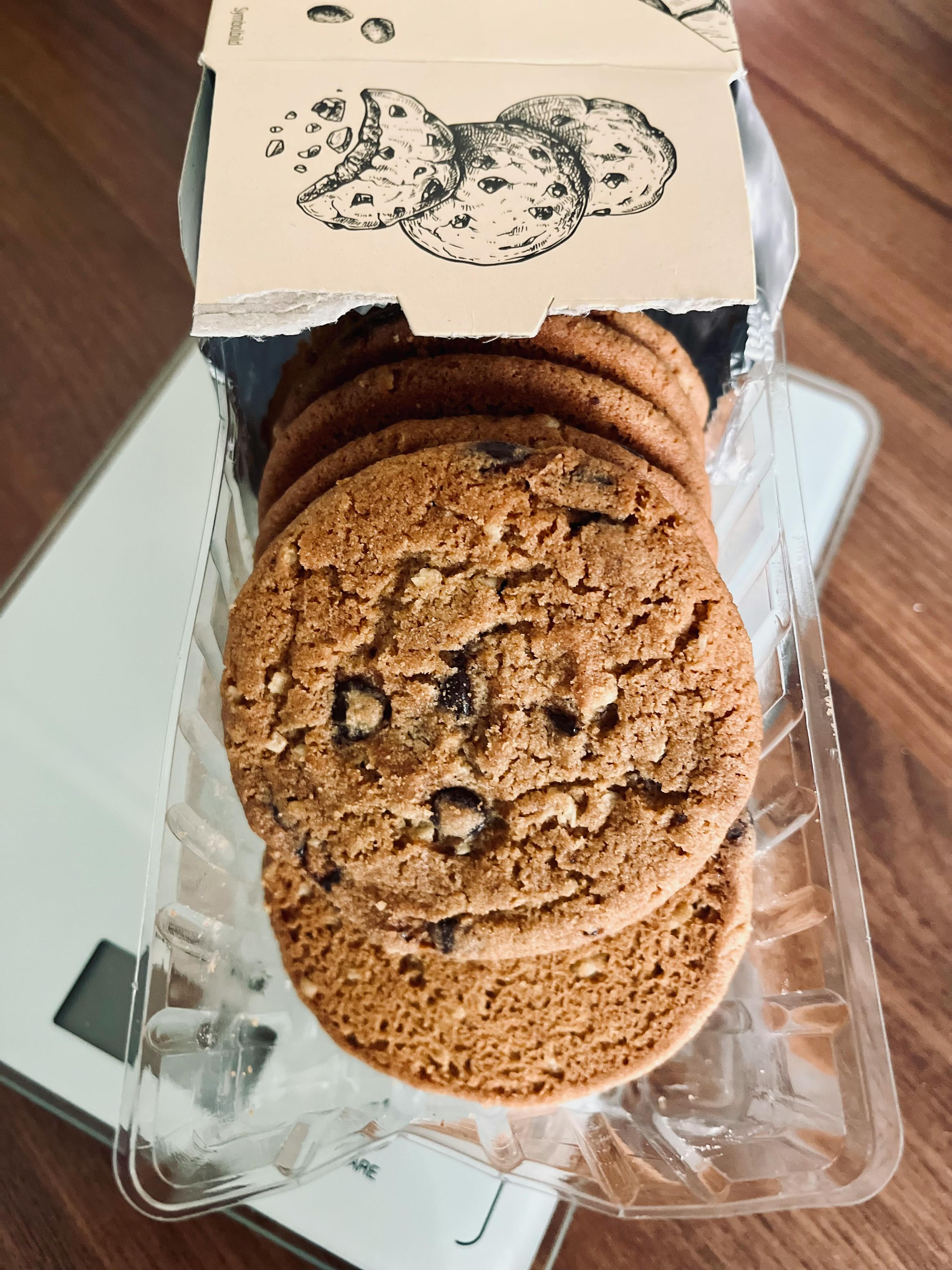 une boîte de biscuits aux pépites de chocolat est assise sur une balance