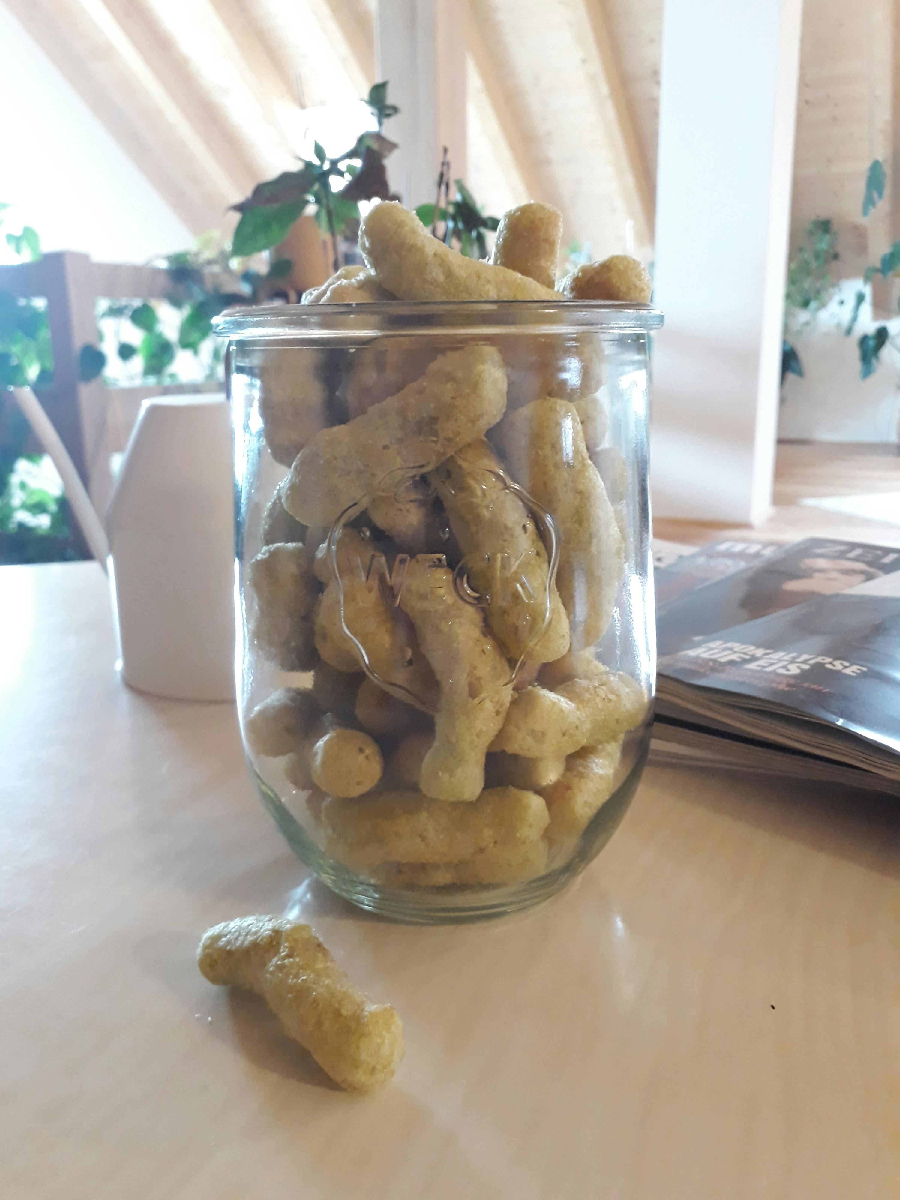 ein Glas gefüllt mit Erdnussecken steht auf einem Tisch