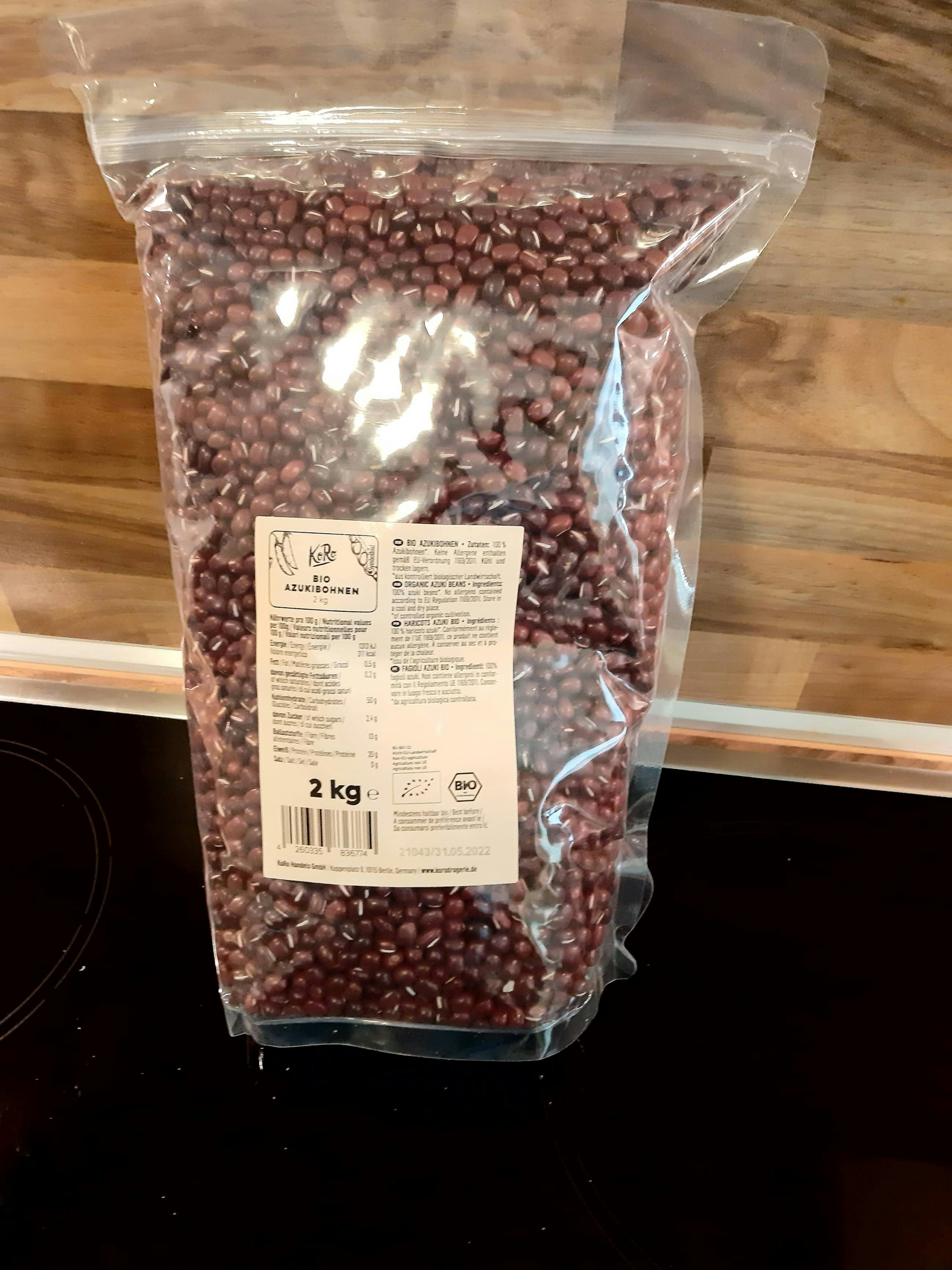 ein Plastikbeutel mit roten Bohnen steht auf einem Herd